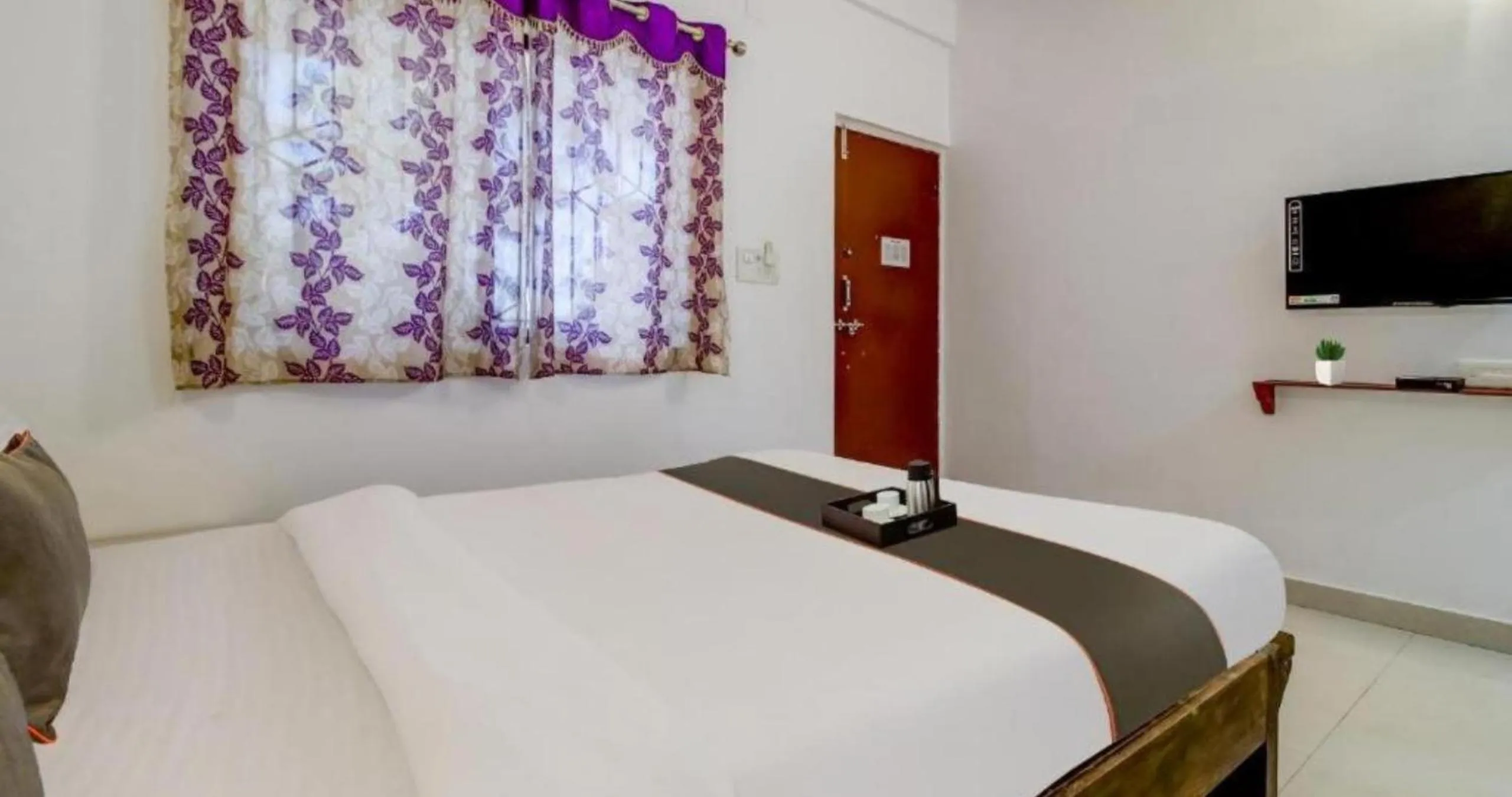 TV and multimedia, Bed in Aqua Wave by YogiTree Hotels