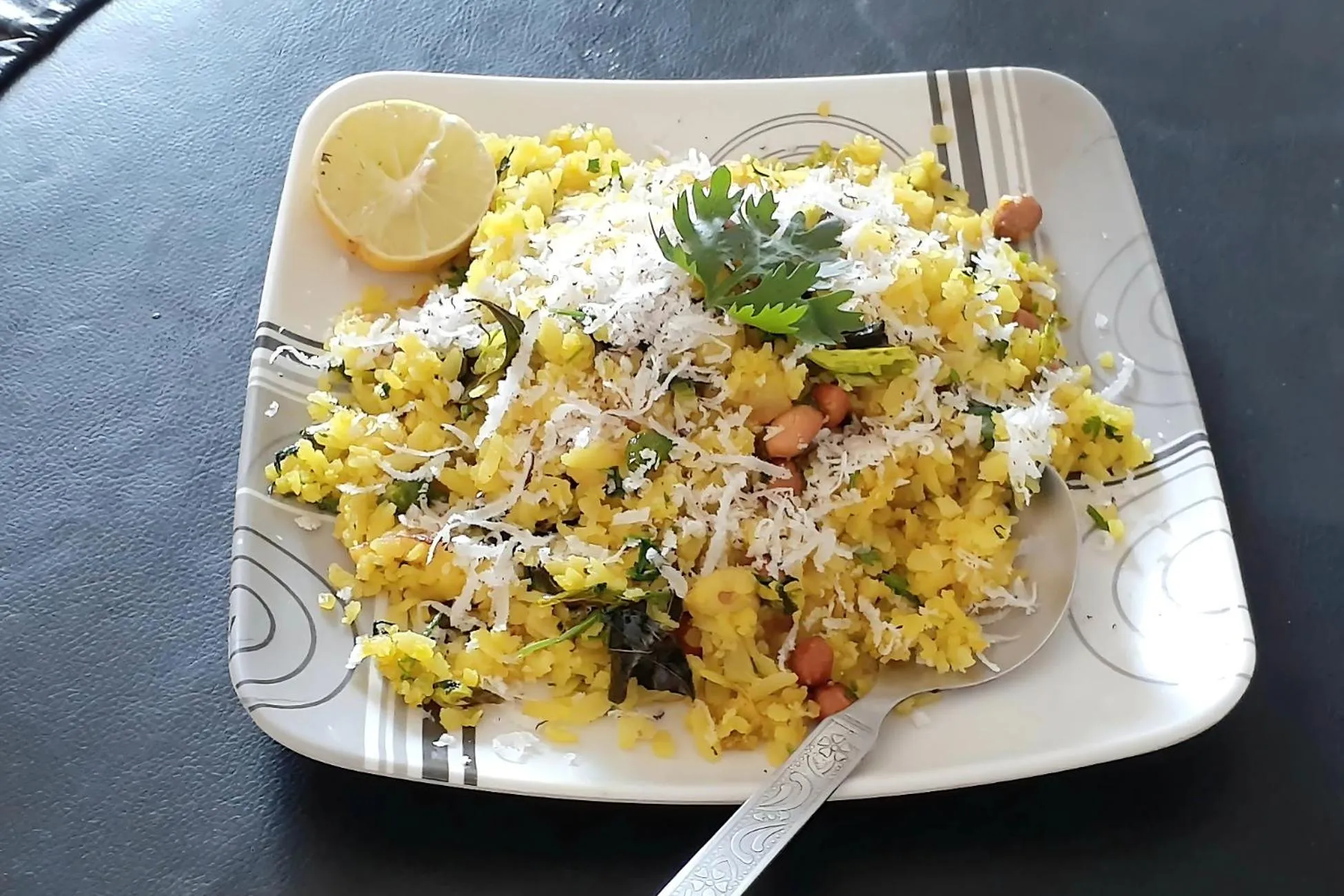 Restaurant/places to eat in Aqua Wave by YogiTree Hotels