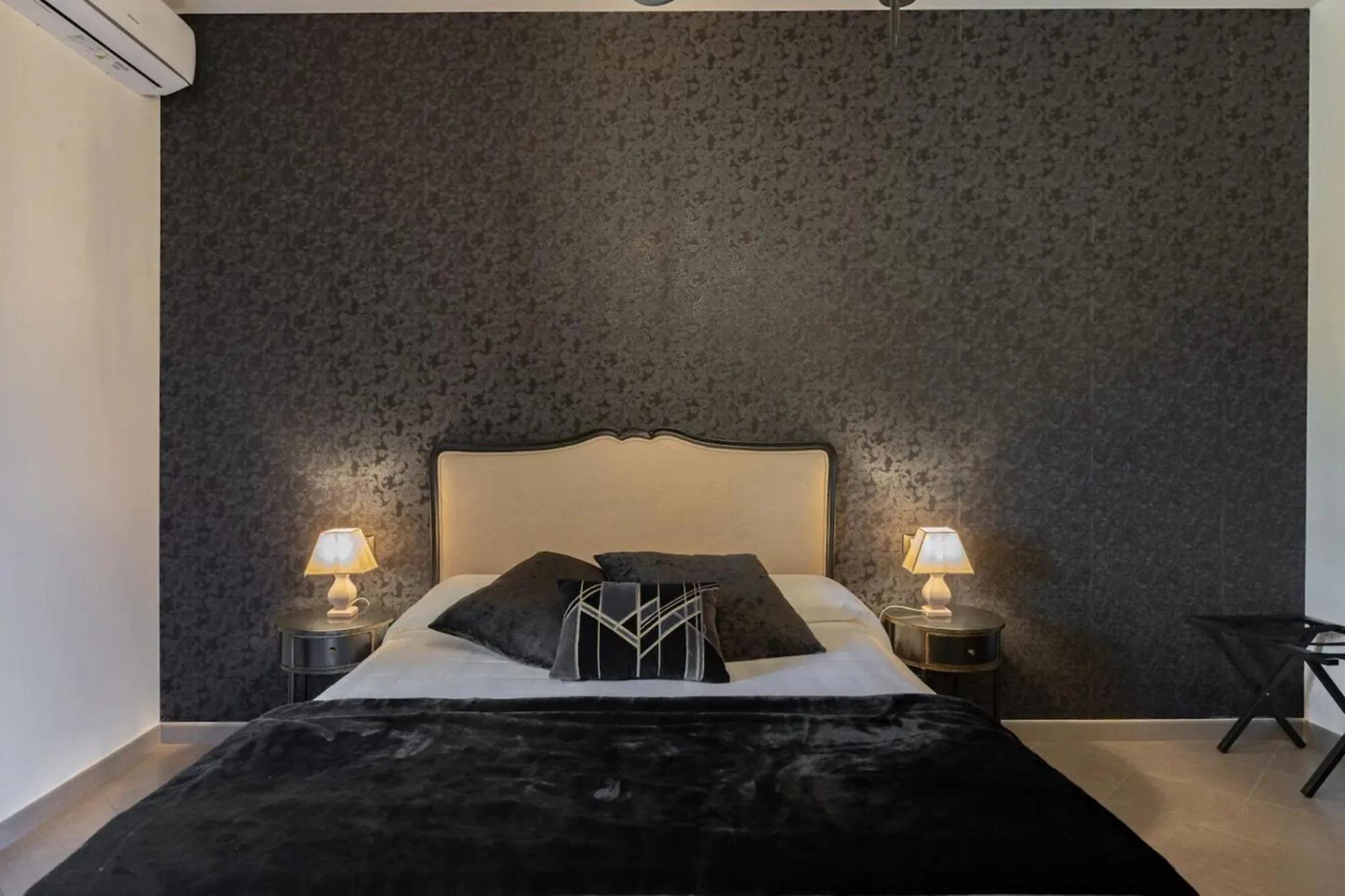 Bed in Saint Paul Luxury Holiday Home by Alterego