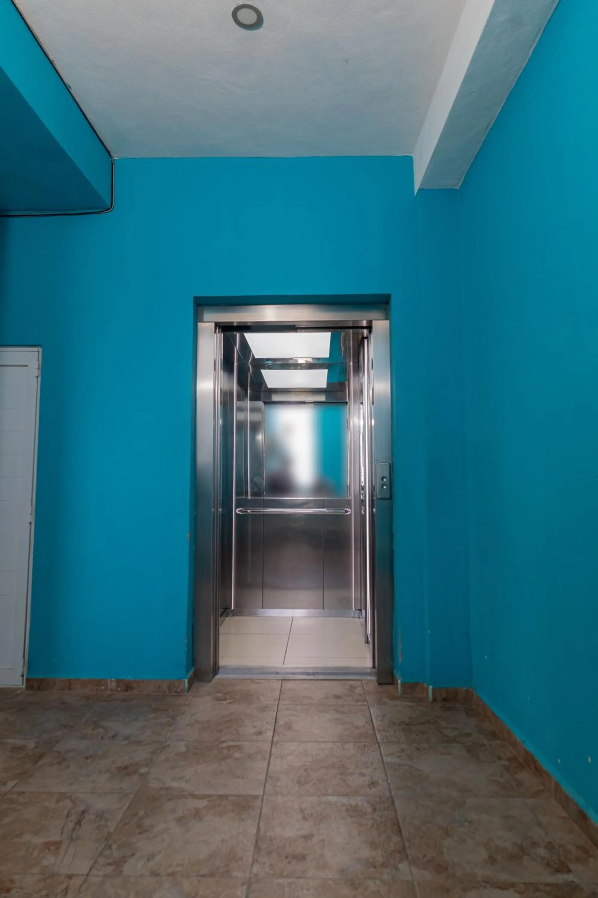 elevator in Hotel Las Palmas en Laurel