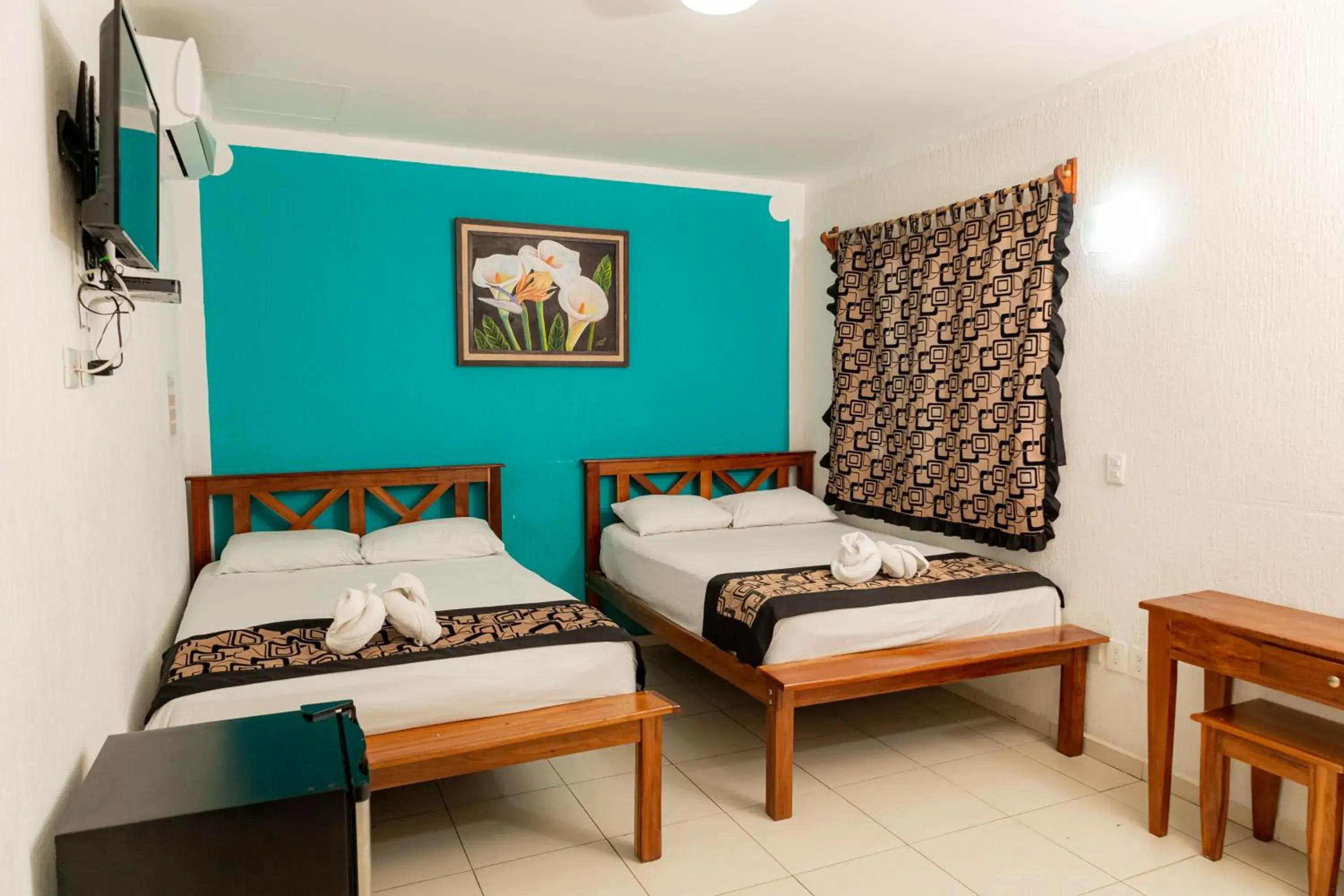 Triple Room with City View in Hotel Las Palmas en Laurel Triple Room with City View in Hotel Las Palmas en Laurel