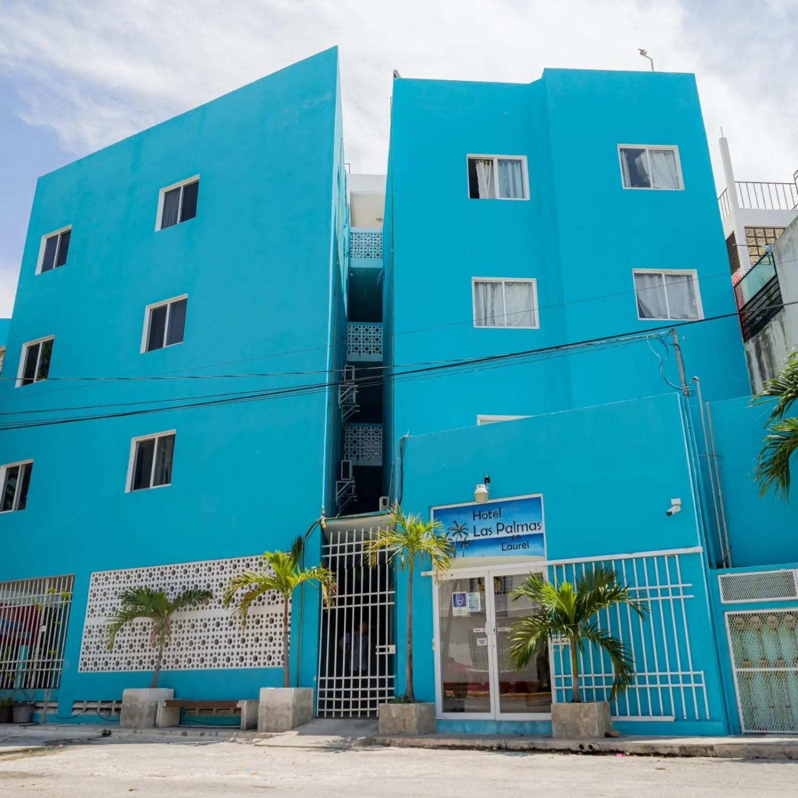Property building in Hotel Las Palmas en Laurel