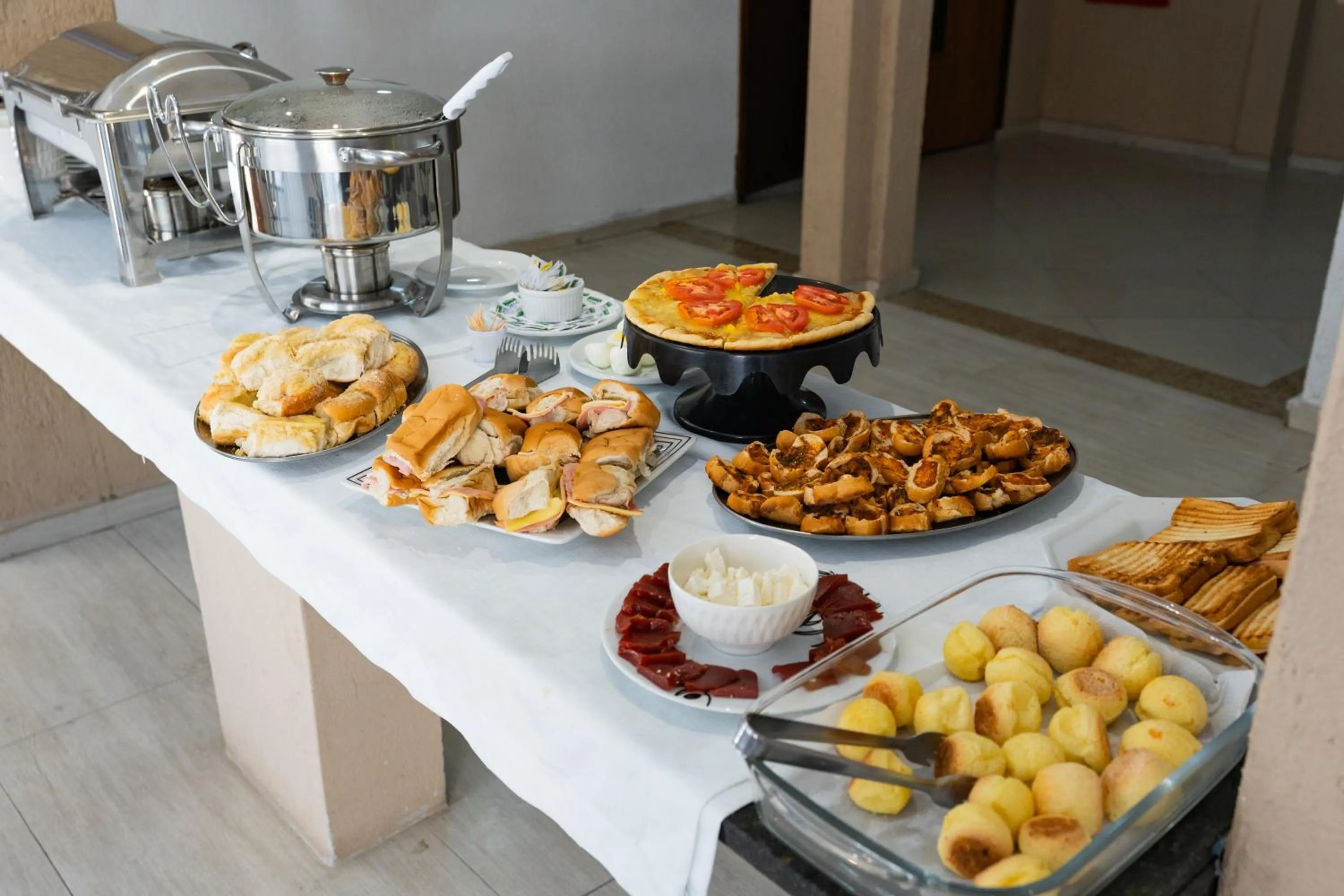 Buffet breakfast in HANNA Balneário Hotel