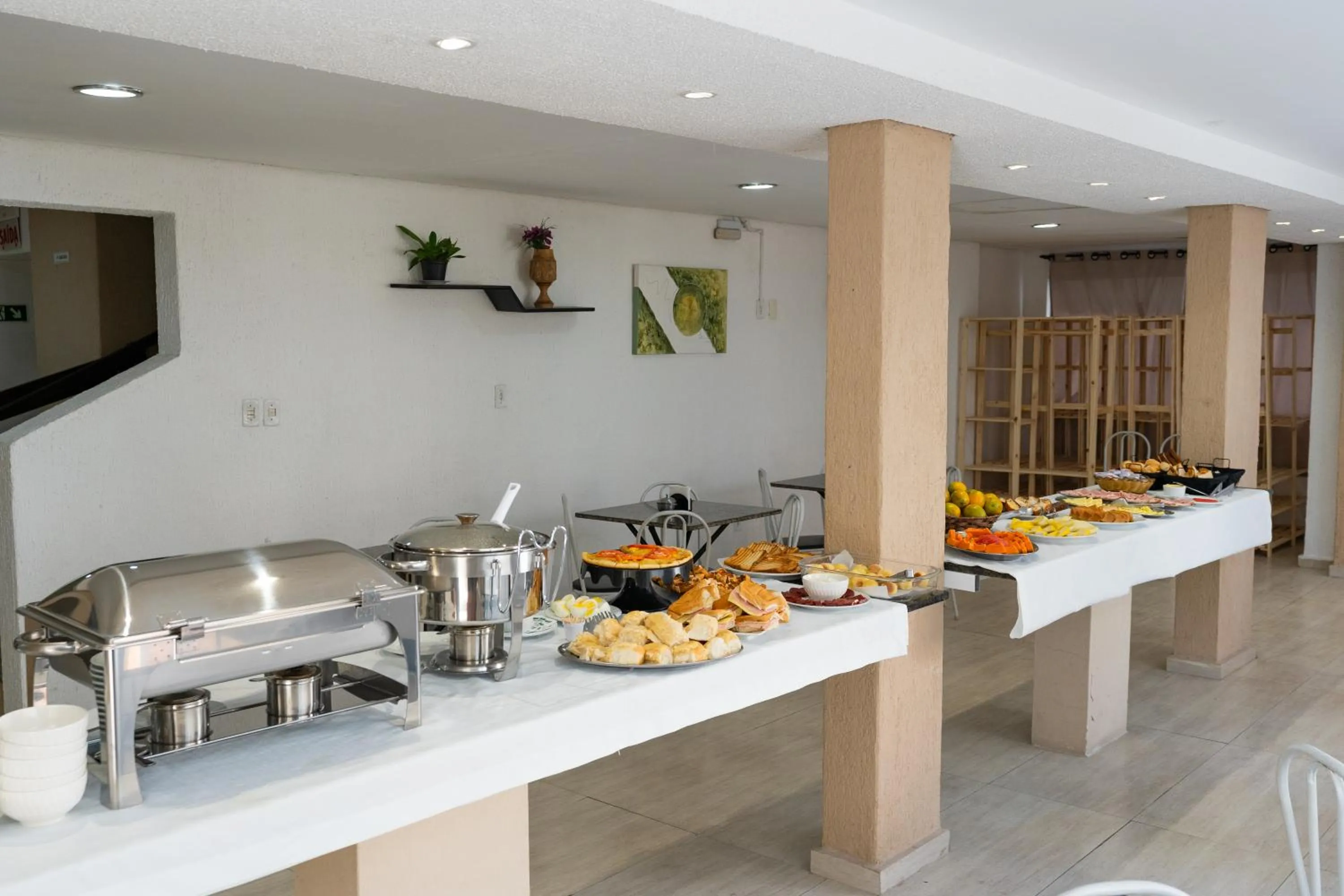 Buffet breakfast in HANNA Balneário Hotel