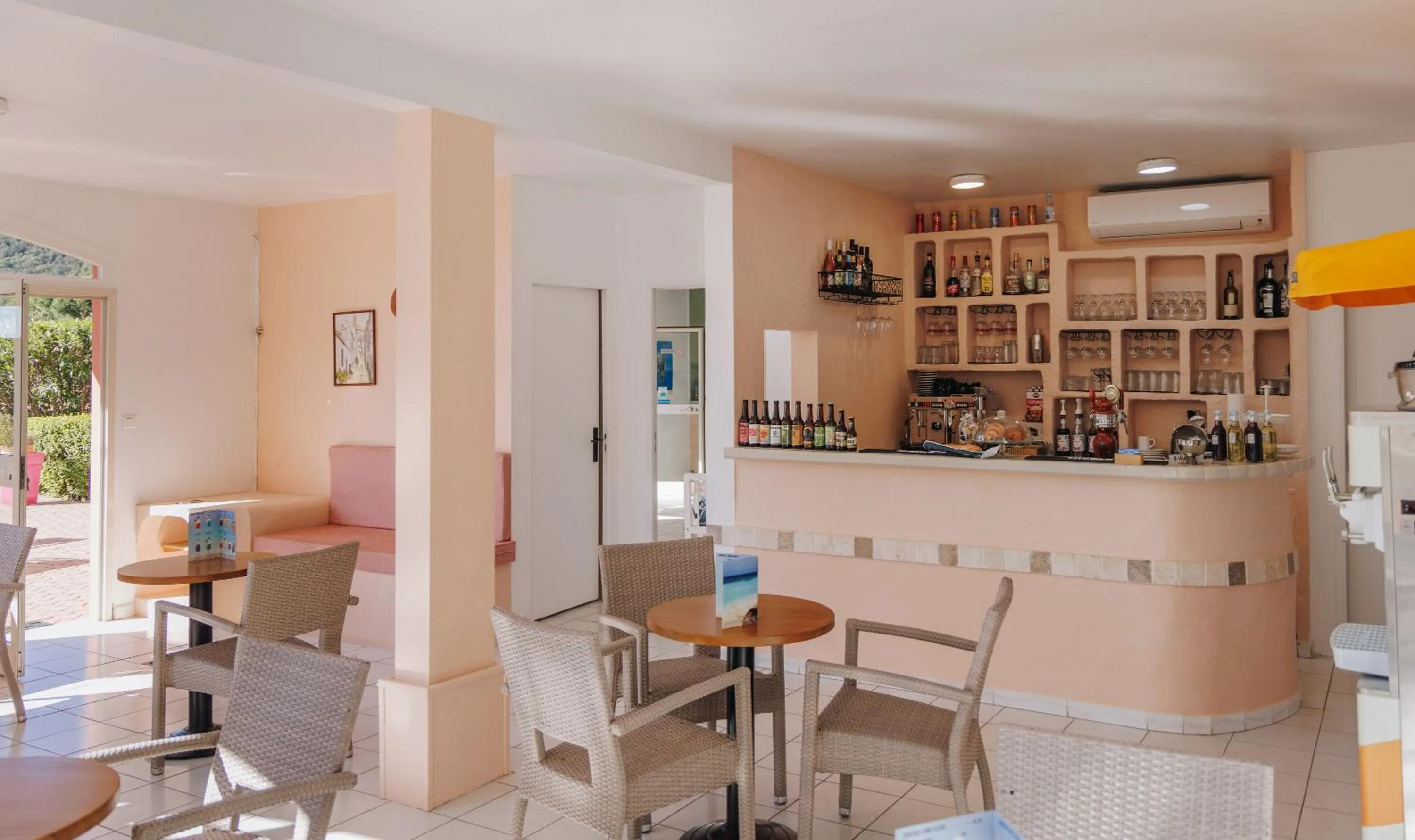 Lounge or bar in Résidence le Télémaque