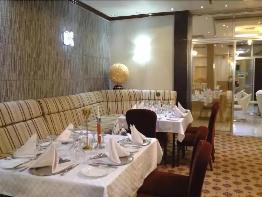 Restaurant/places to eat in Hotel Karisimbi