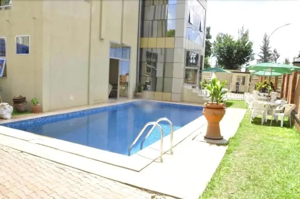Swimming pool in Hotel Karisimbi