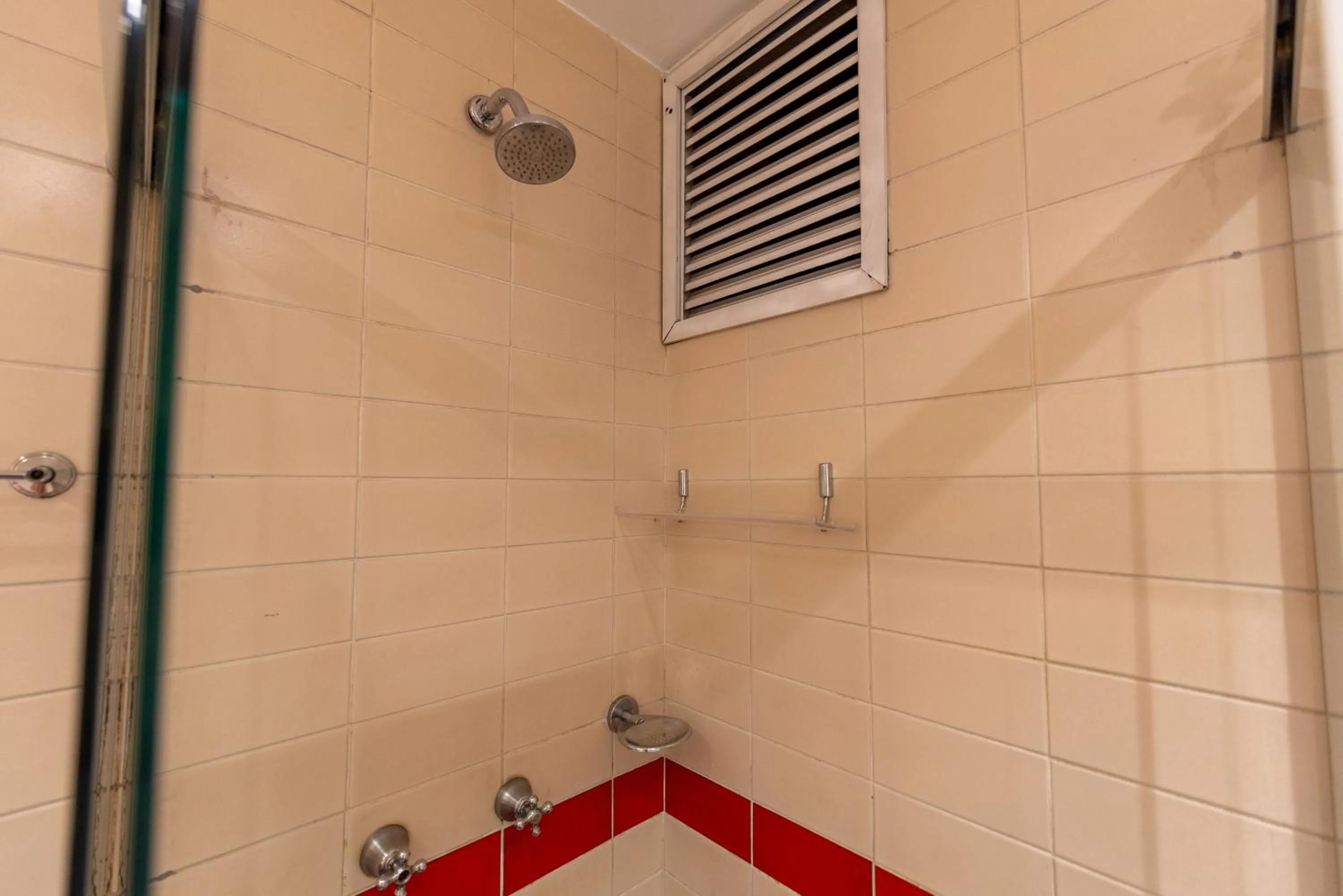 Shower in Metropolitan Flats