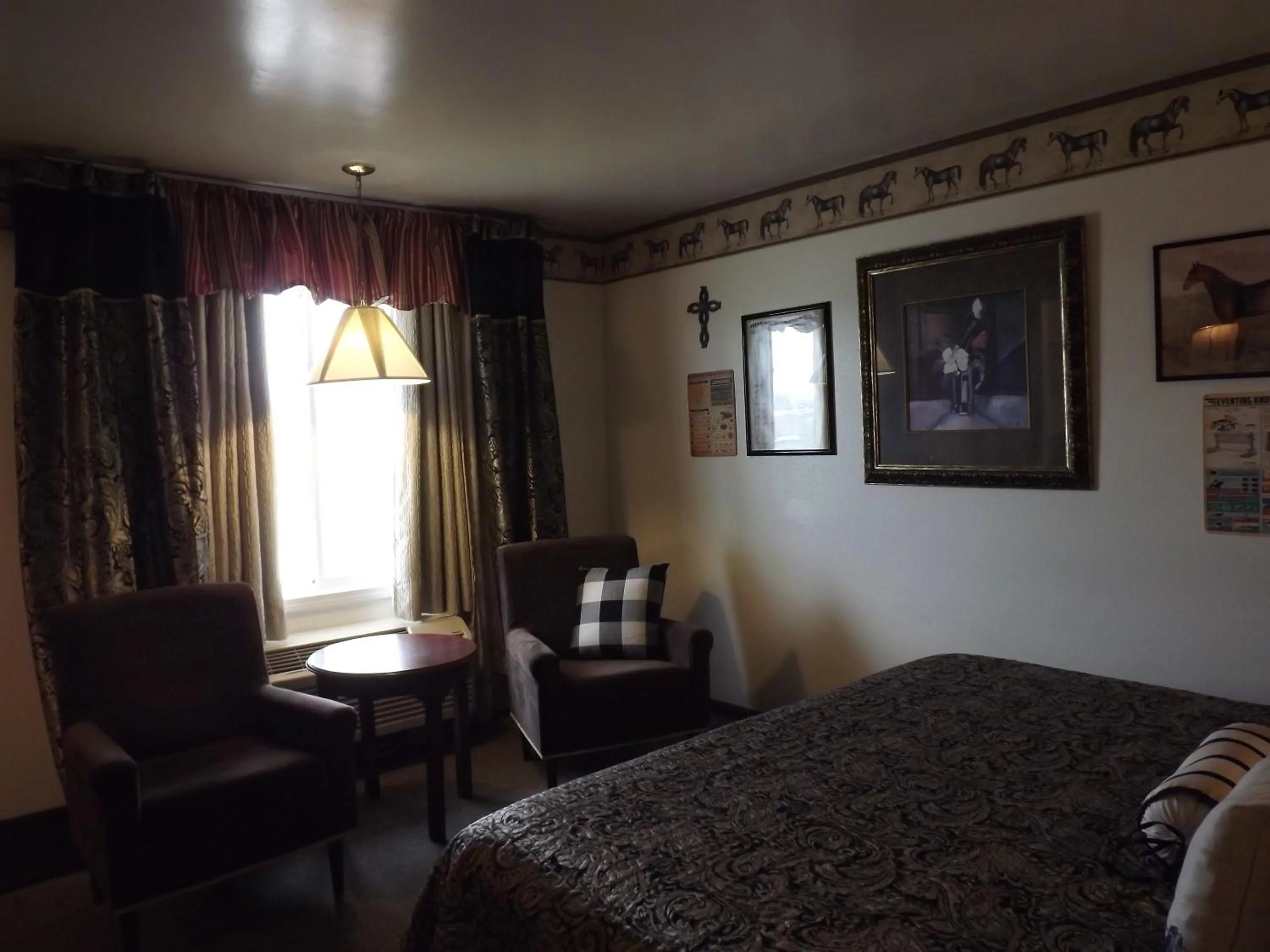 Seating area, Bed in Crest Country Inn