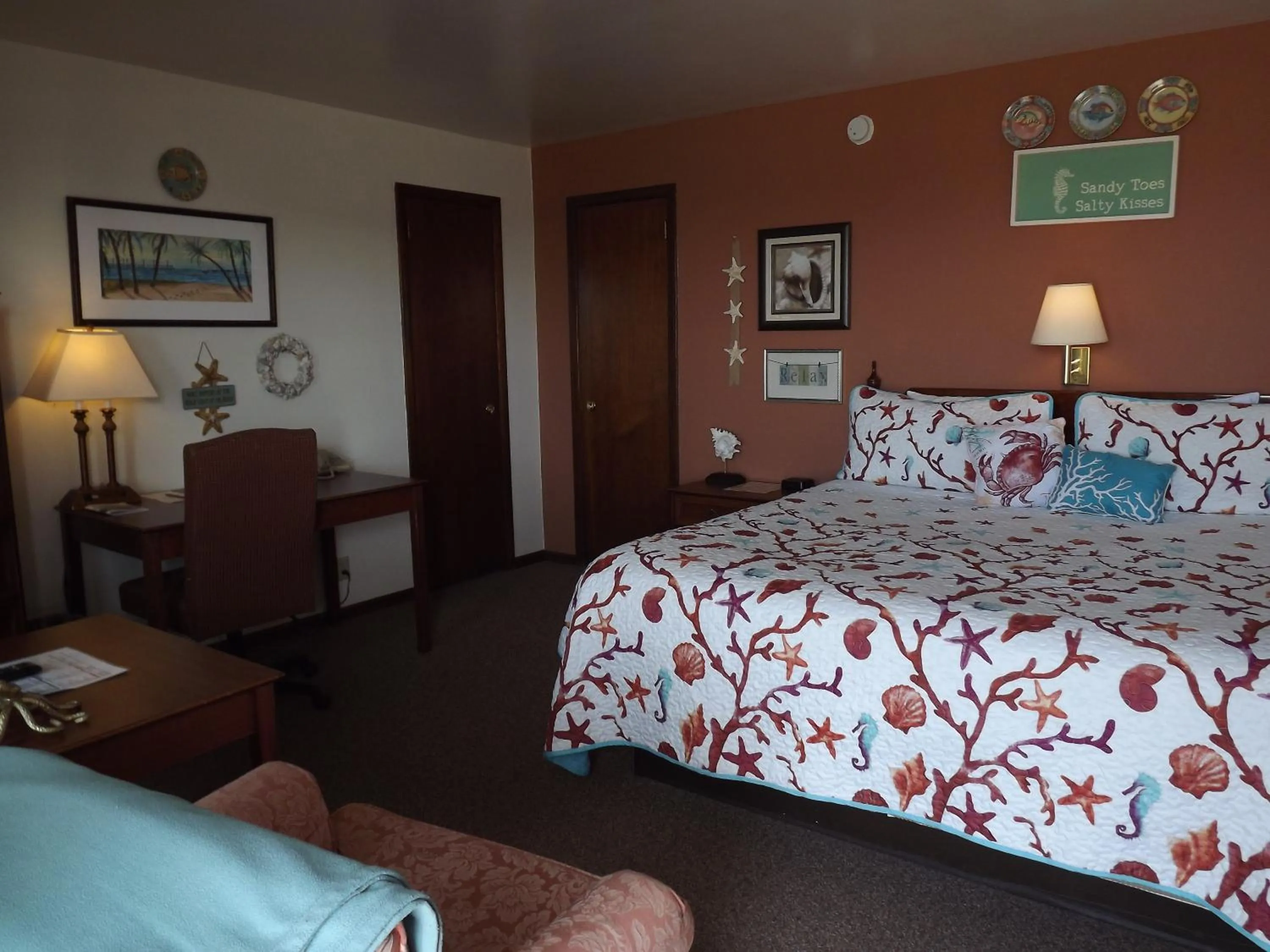 Seating area, Bed in Crest Country Inn