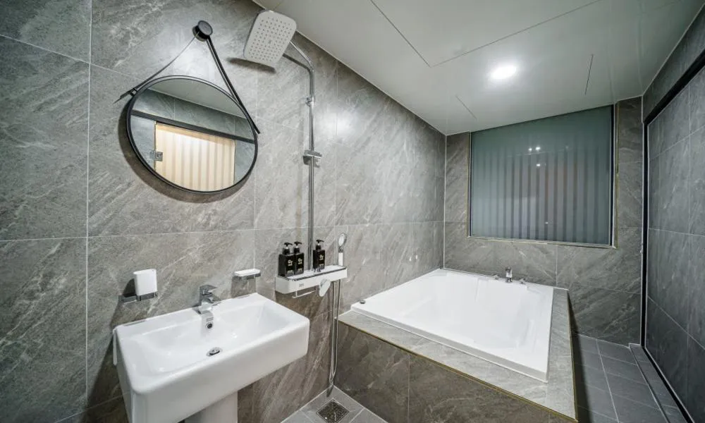 Bathroom, Bed in G7 Hotel