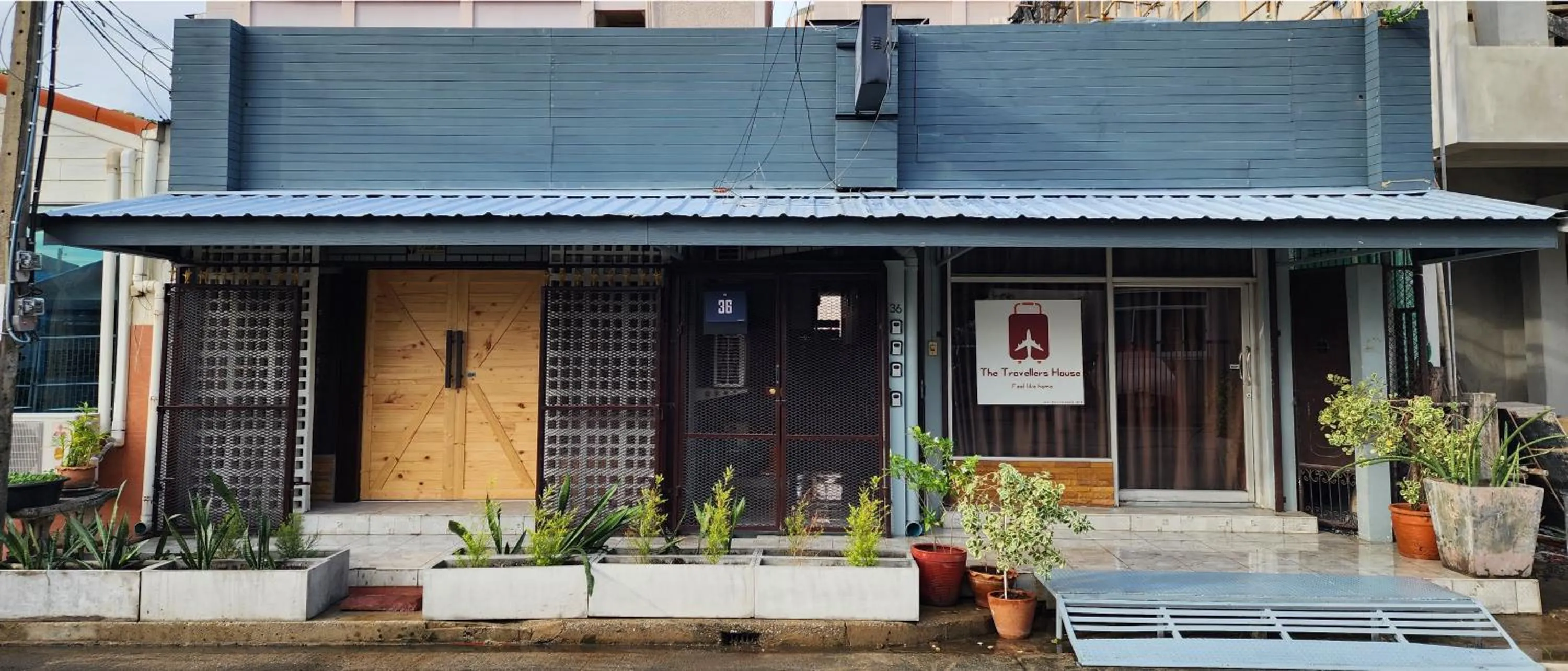 Property building in The Travellers House - Pet Friendly Accommodation