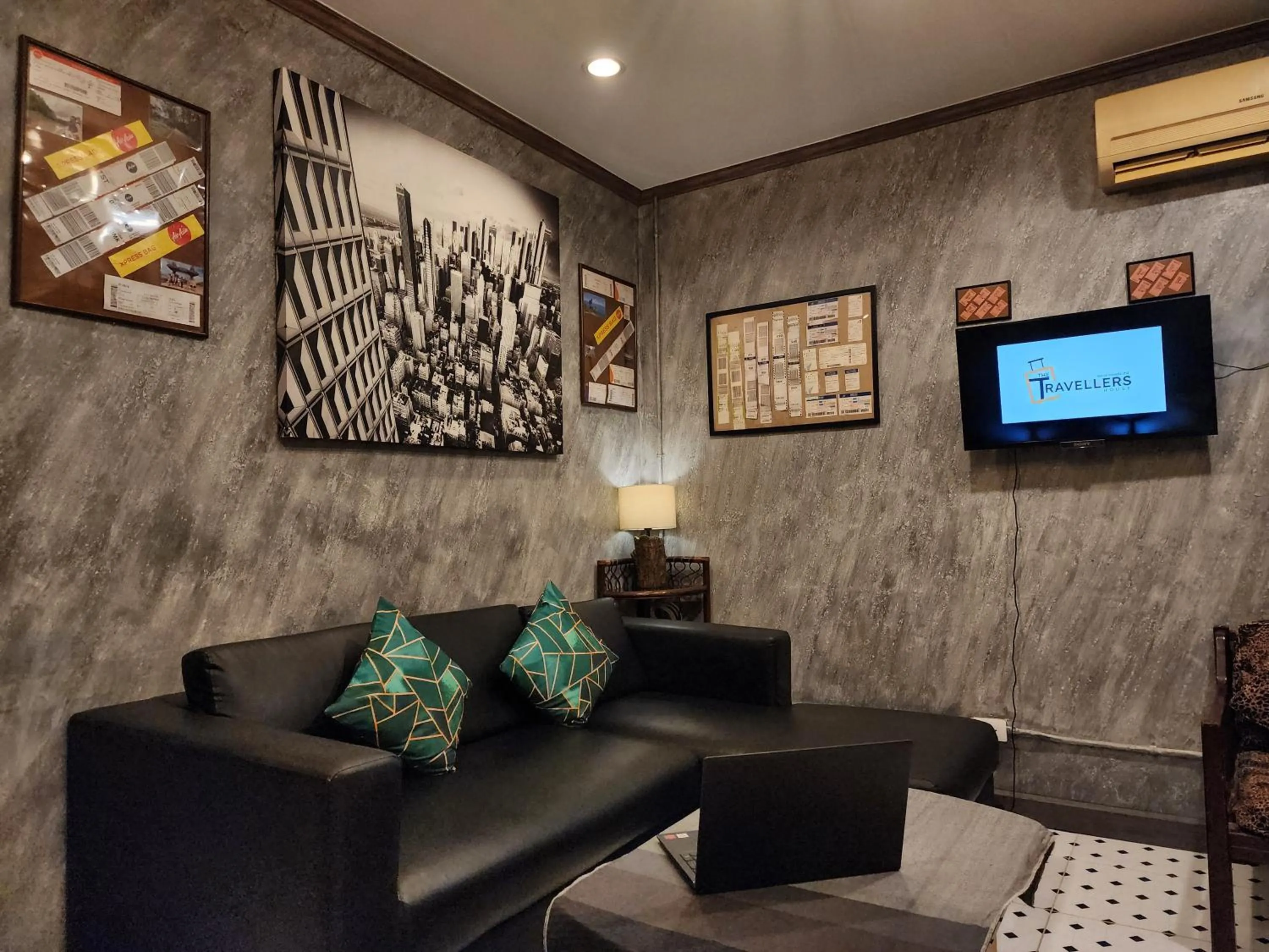 TV and multimedia in The Travellers House - Pet Friendly Accommodation