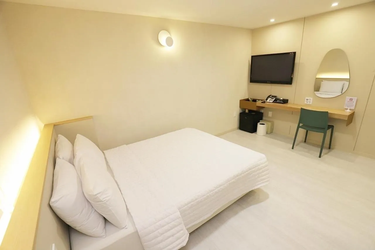 Photo of the whole room, Bed in Chuncheon Pine Tree Hotel
