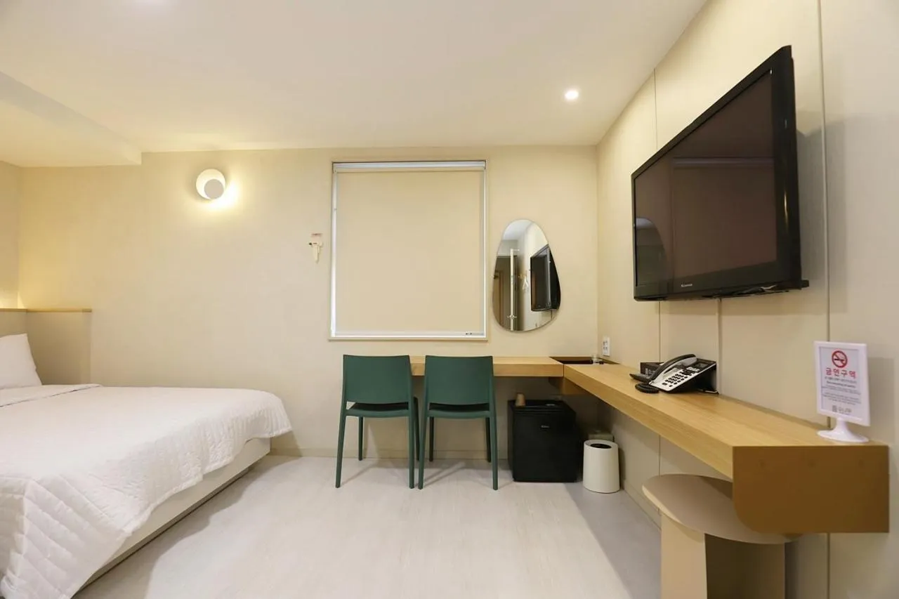 Photo of the whole room, Bed in Chuncheon Pine Tree Hotel