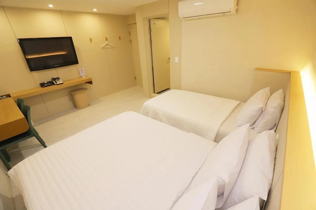 Photo of the whole room, Bed in Chuncheon Pine Tree Hotel