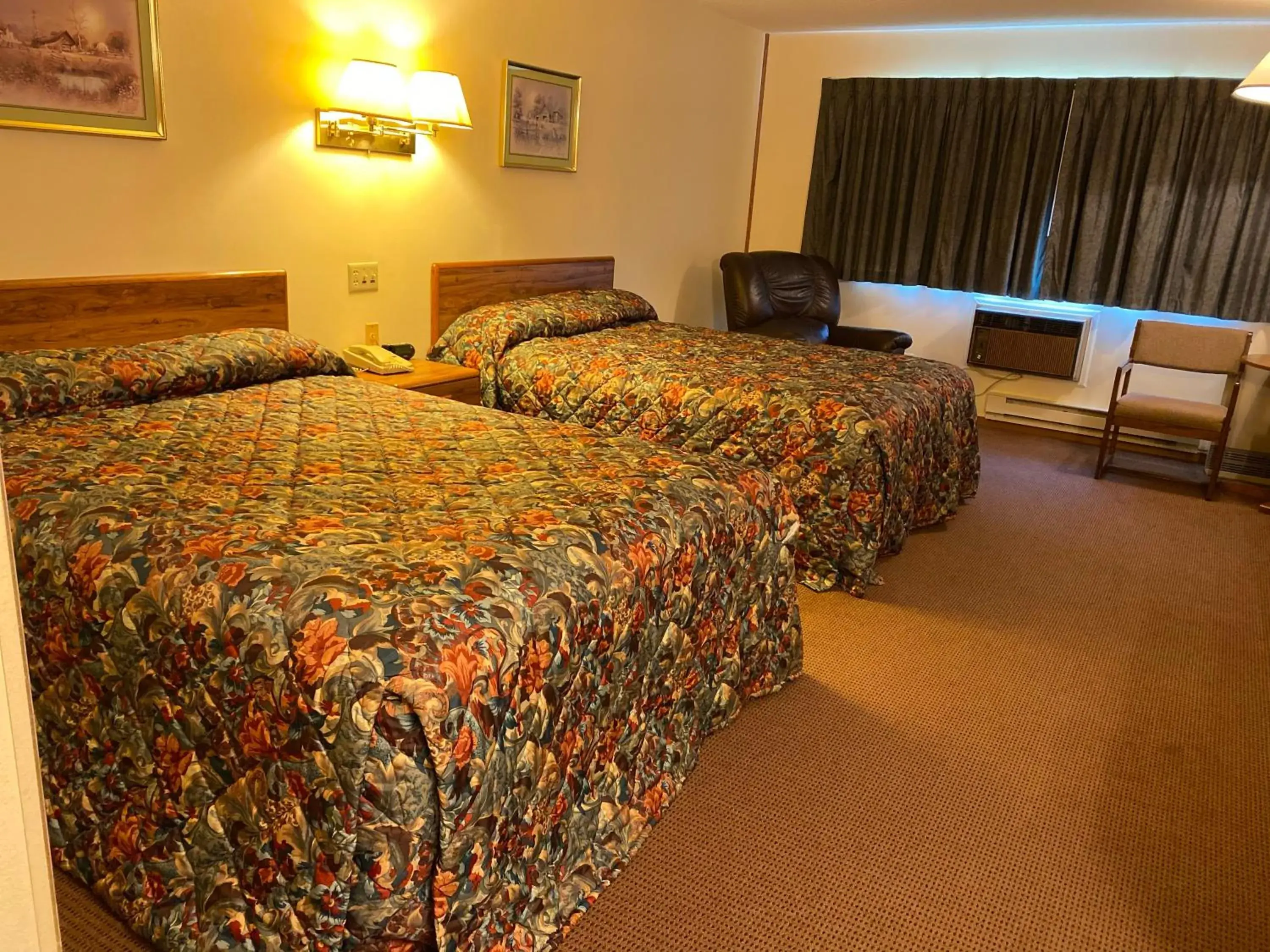 Queen Room with Two Queen Beds in AmeriVu Inn Queen Room with Two Queen Beds in AmeriVu Inn