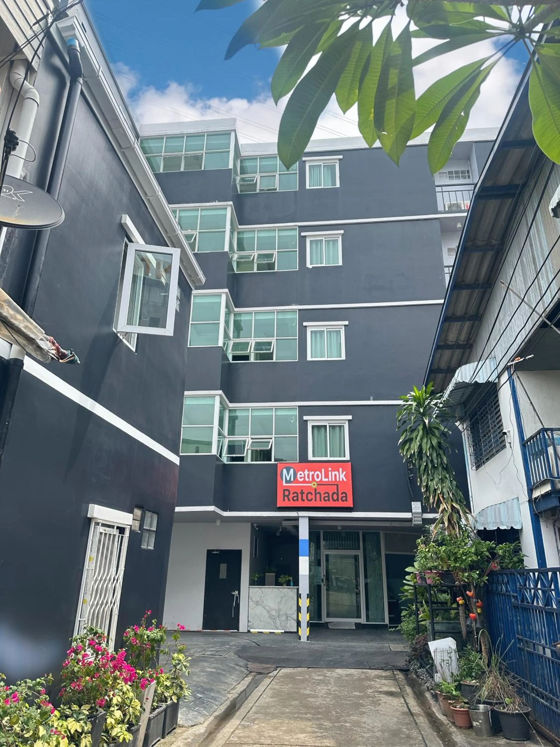 Property building in Metro Link Ratchada Hotel