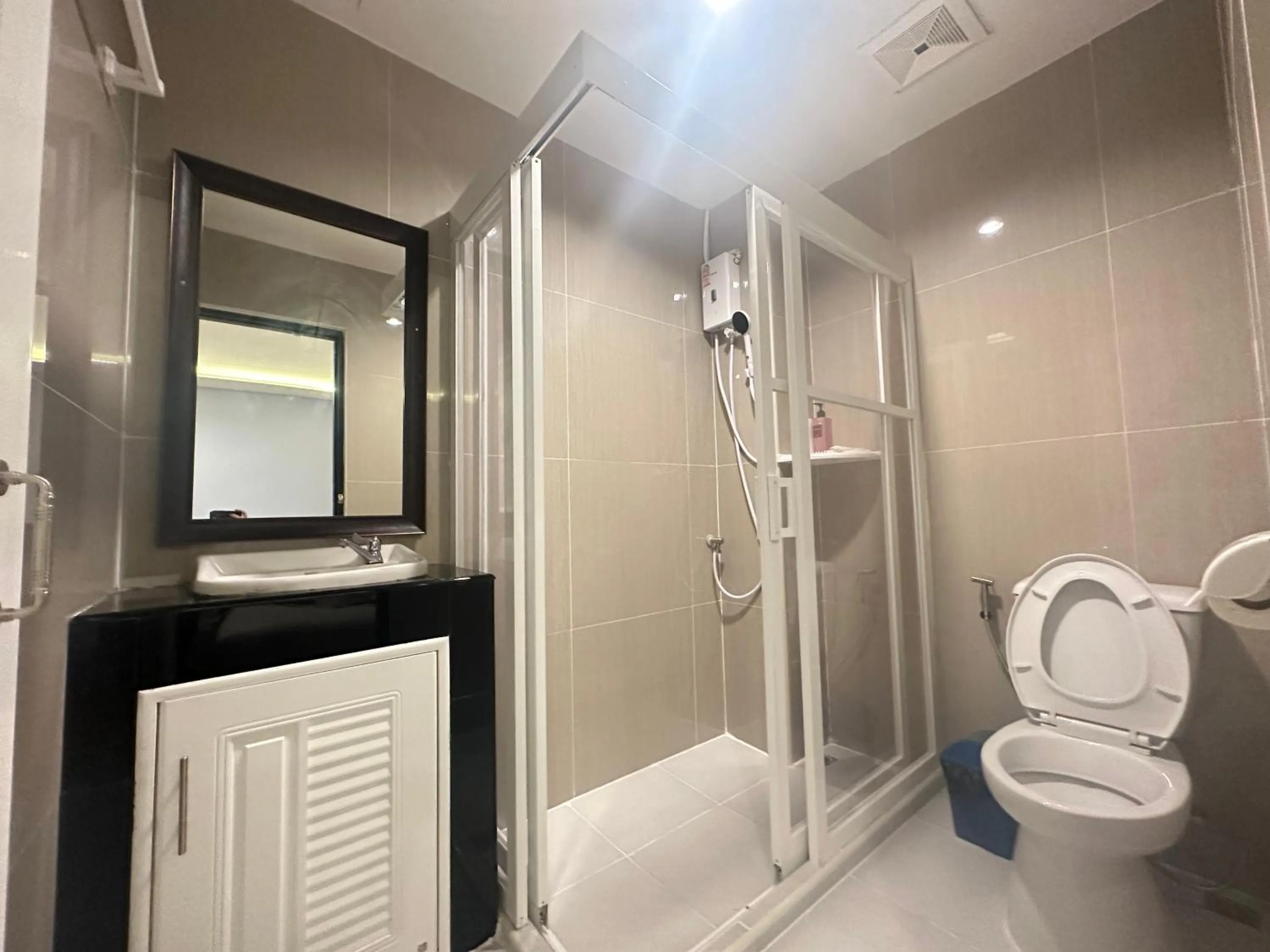 Shower in Metro Link Ratchada Hotel