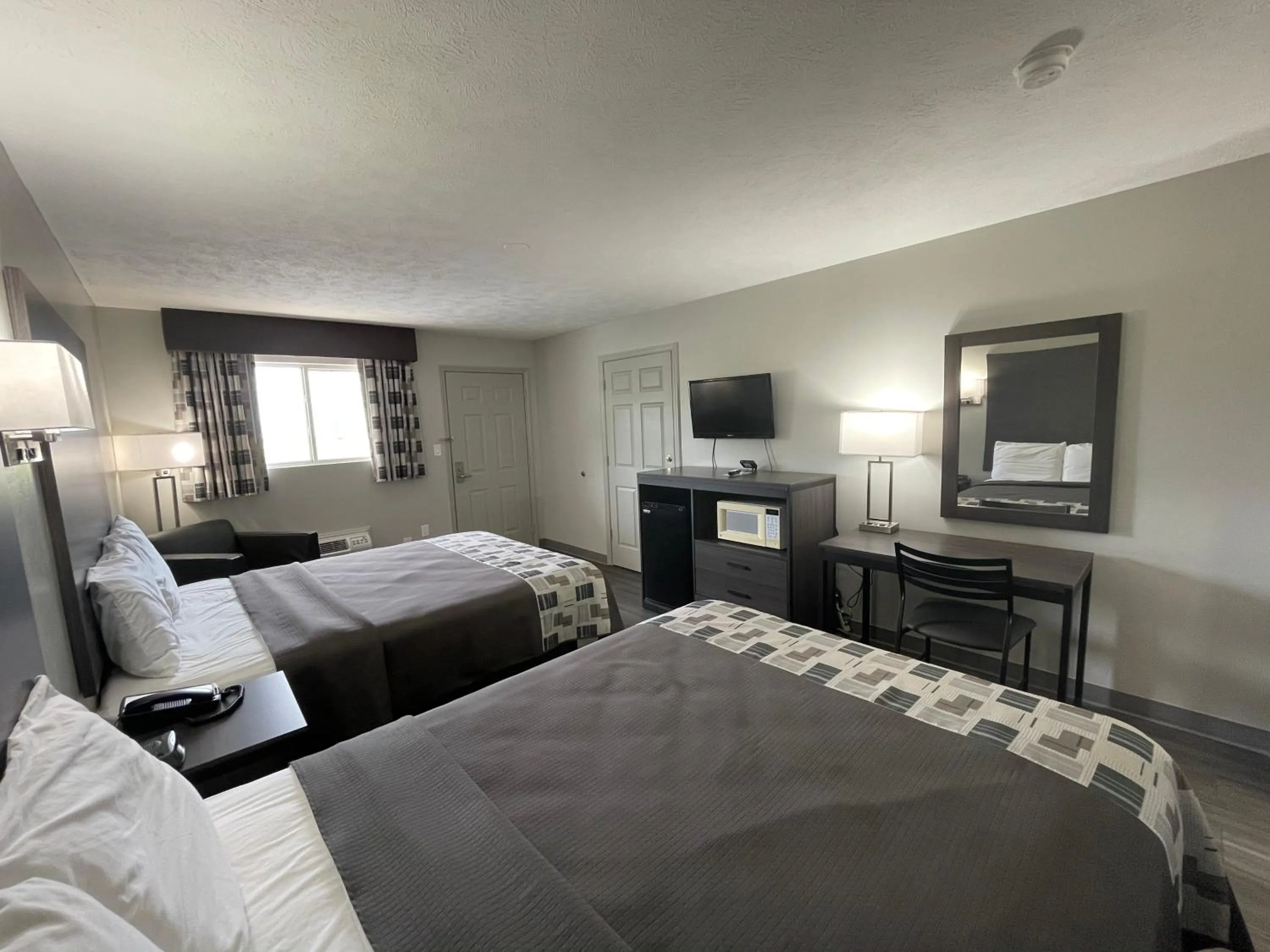 Bed in Embassy Inn - Hohenwald