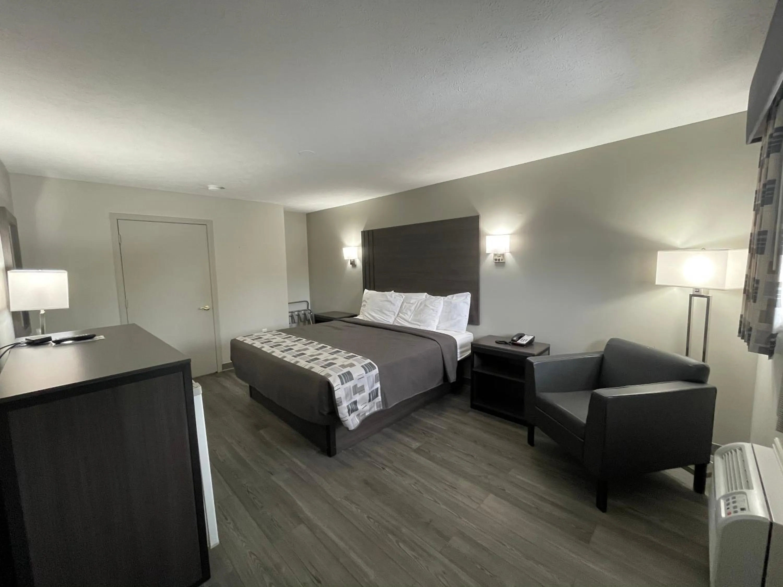 Bed in Embassy Inn - Hohenwald