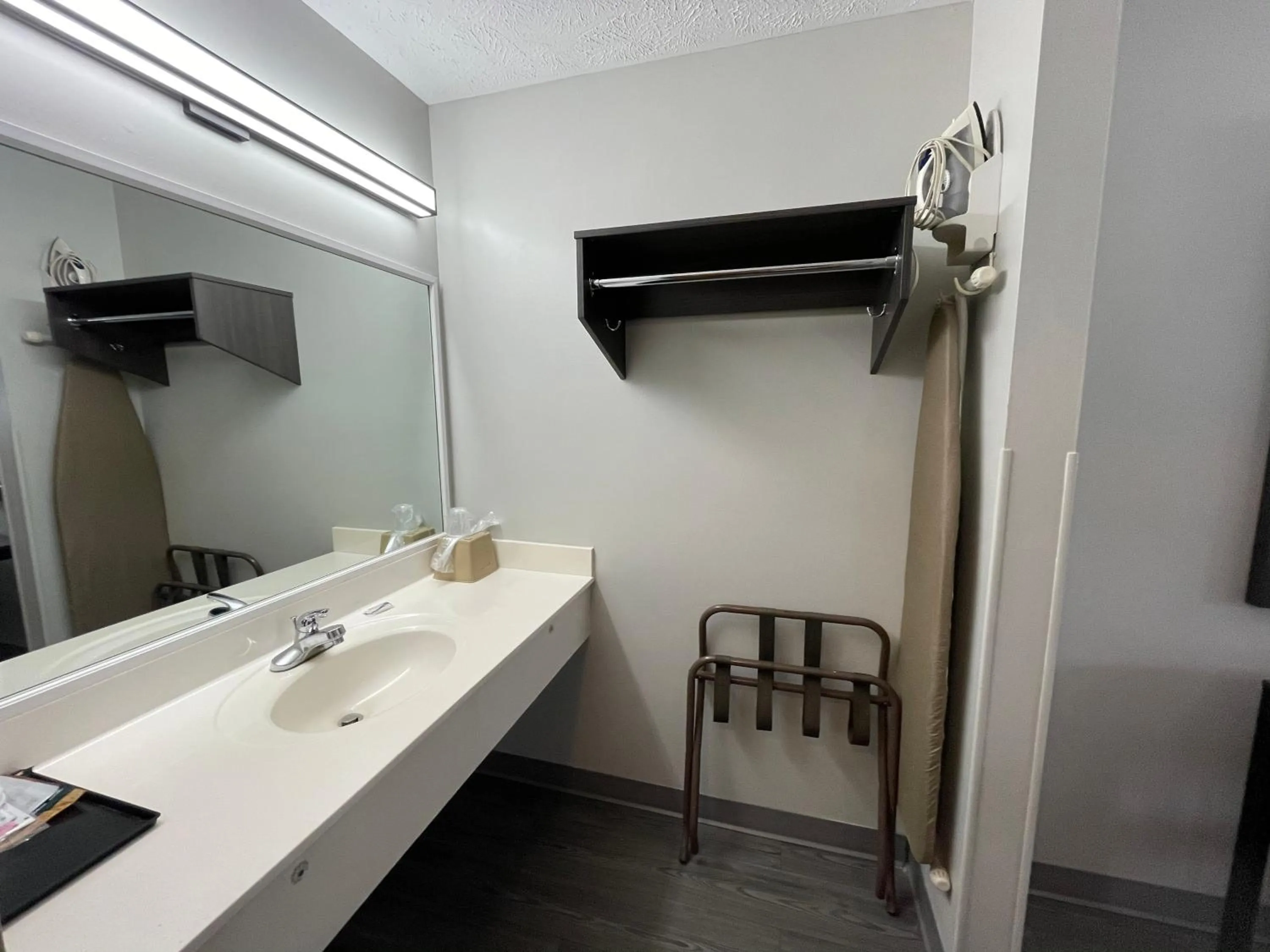 Embassy Inn - Hohenwald