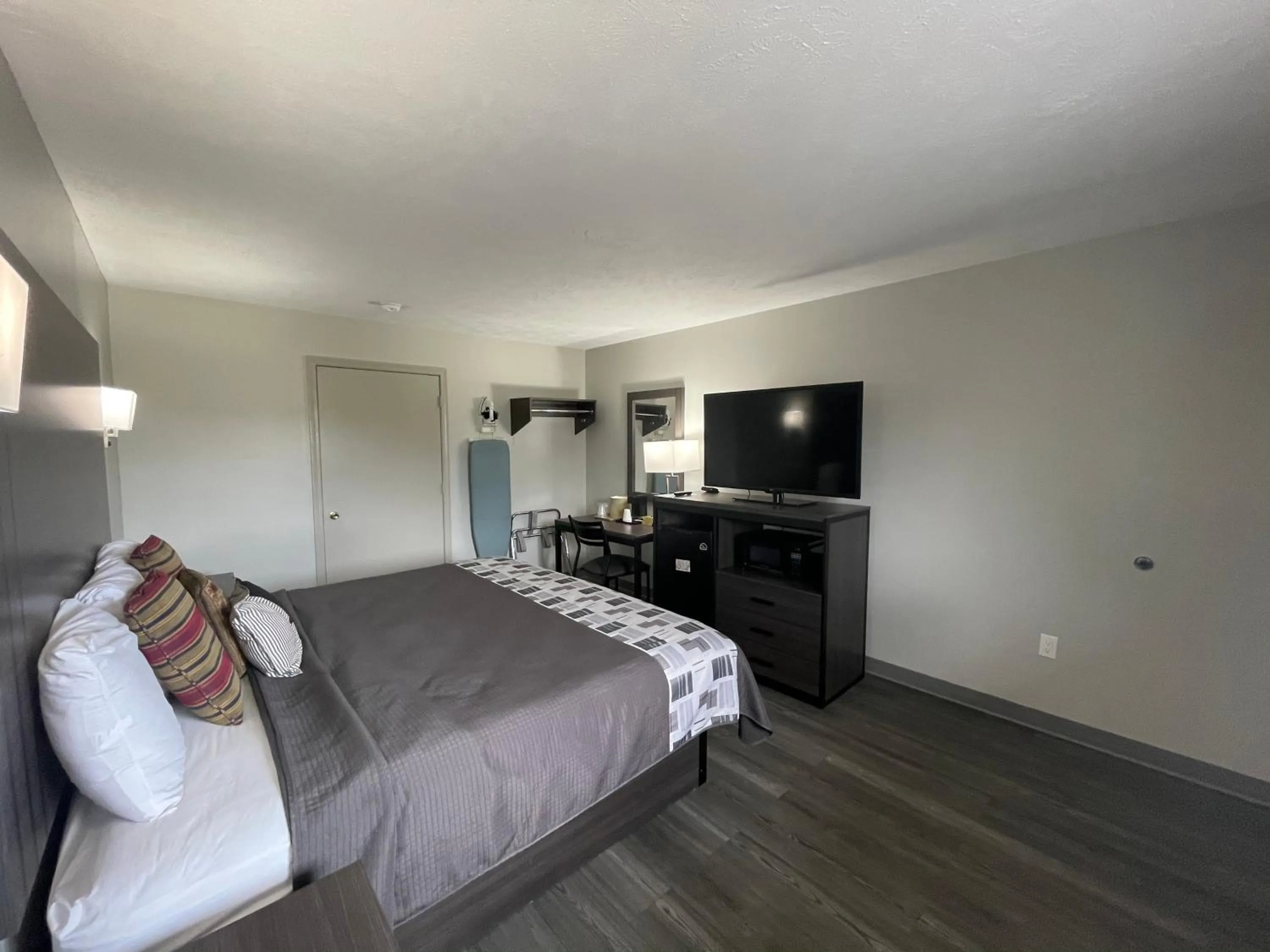 Bed in Embassy Inn - Hohenwald