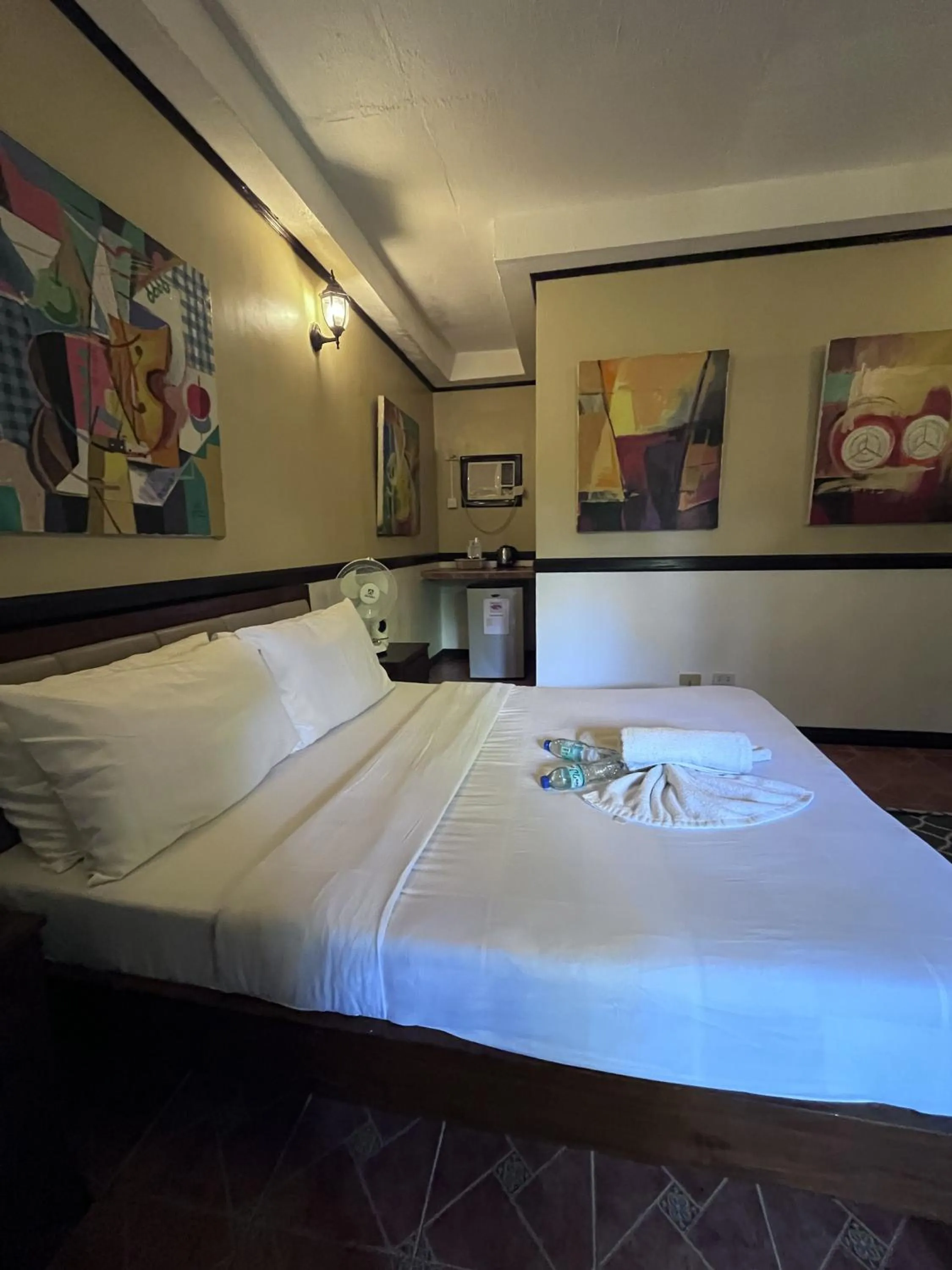 Bed in Big Apple Dive Resort