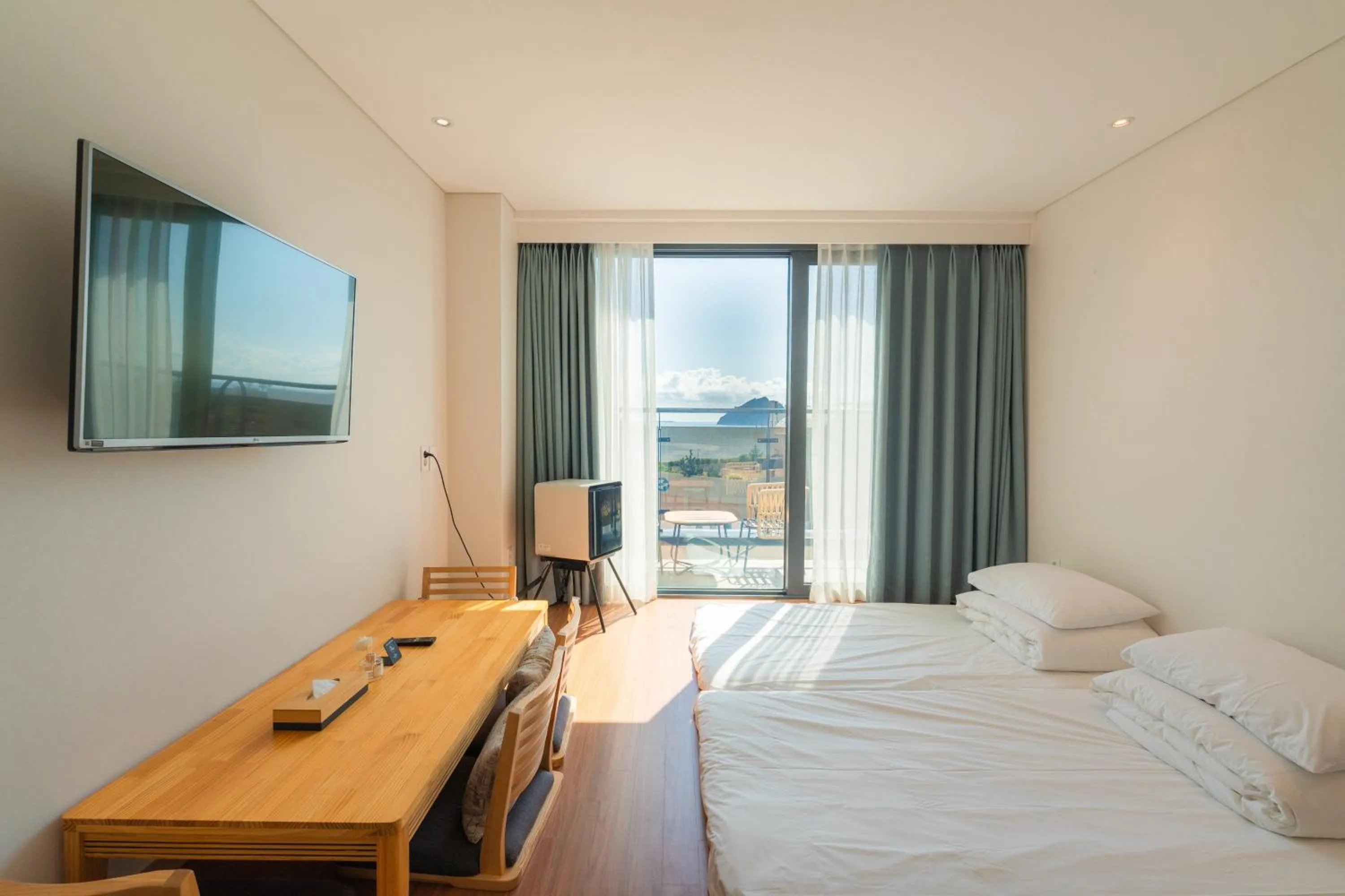 TV and multimedia, Bed in Hotel Fine Jeju