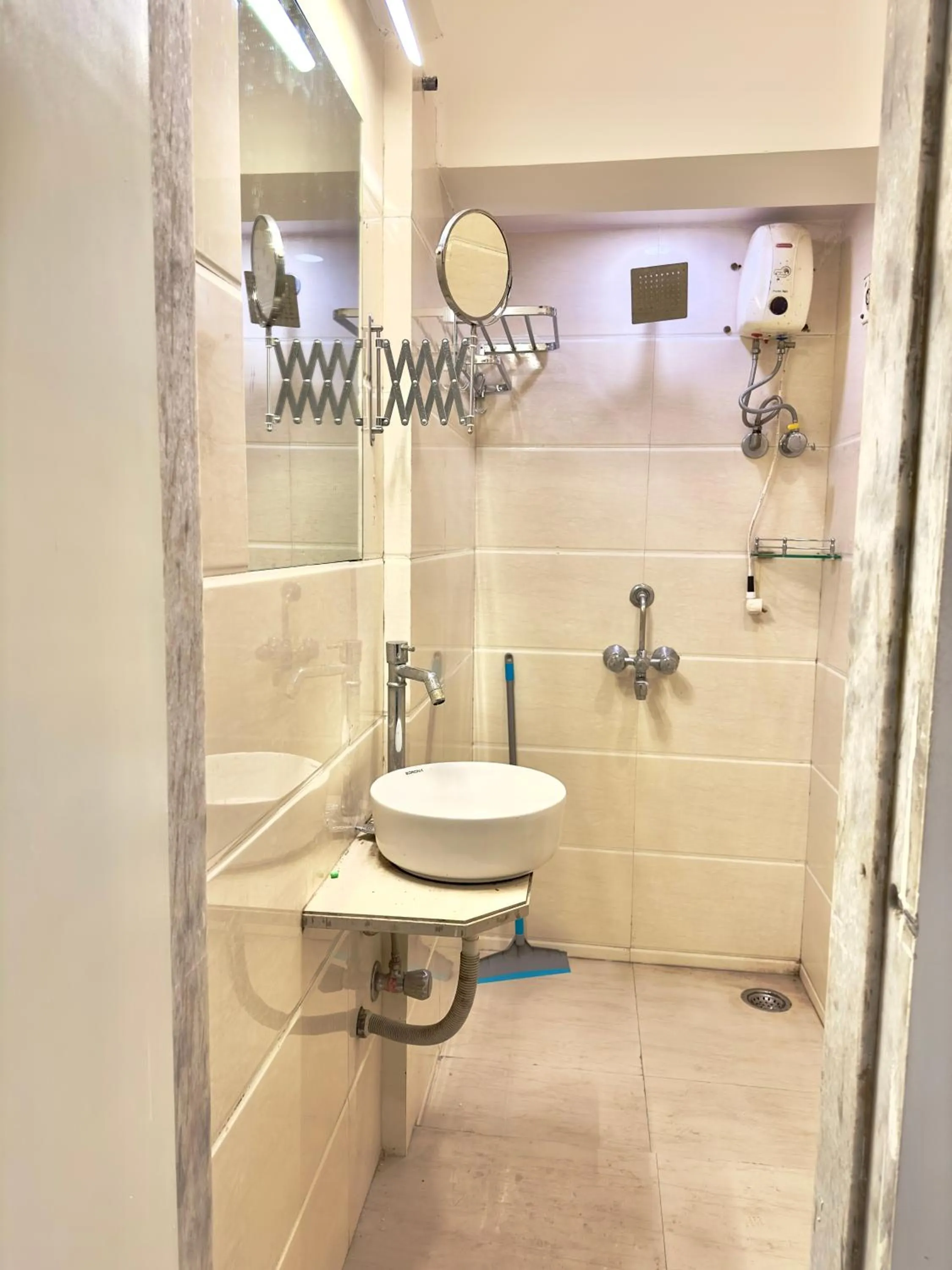 Shower in Locomo Hostel Express - Stay Work Eat