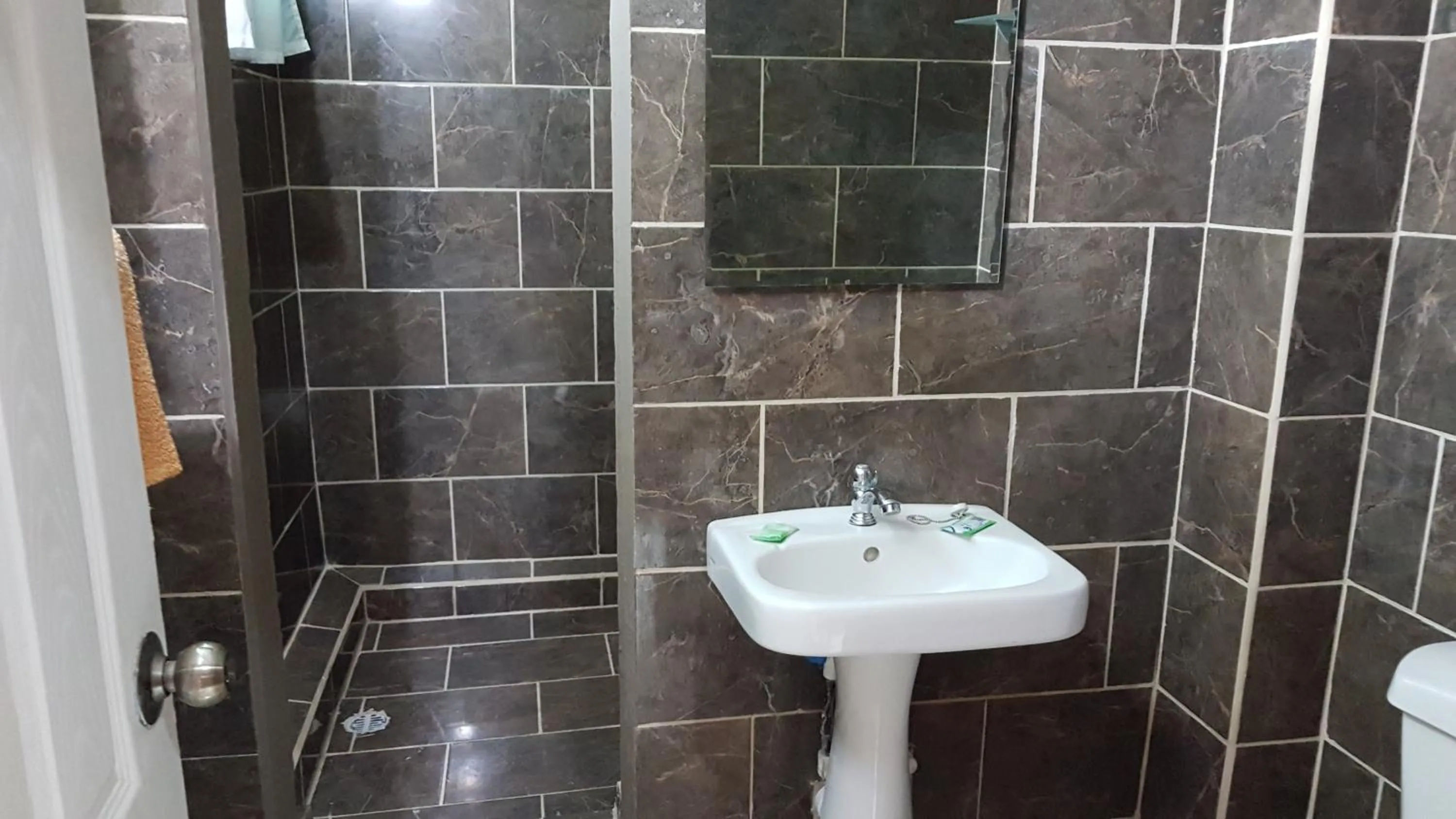 Shower in Yucca Beachfront Hotel