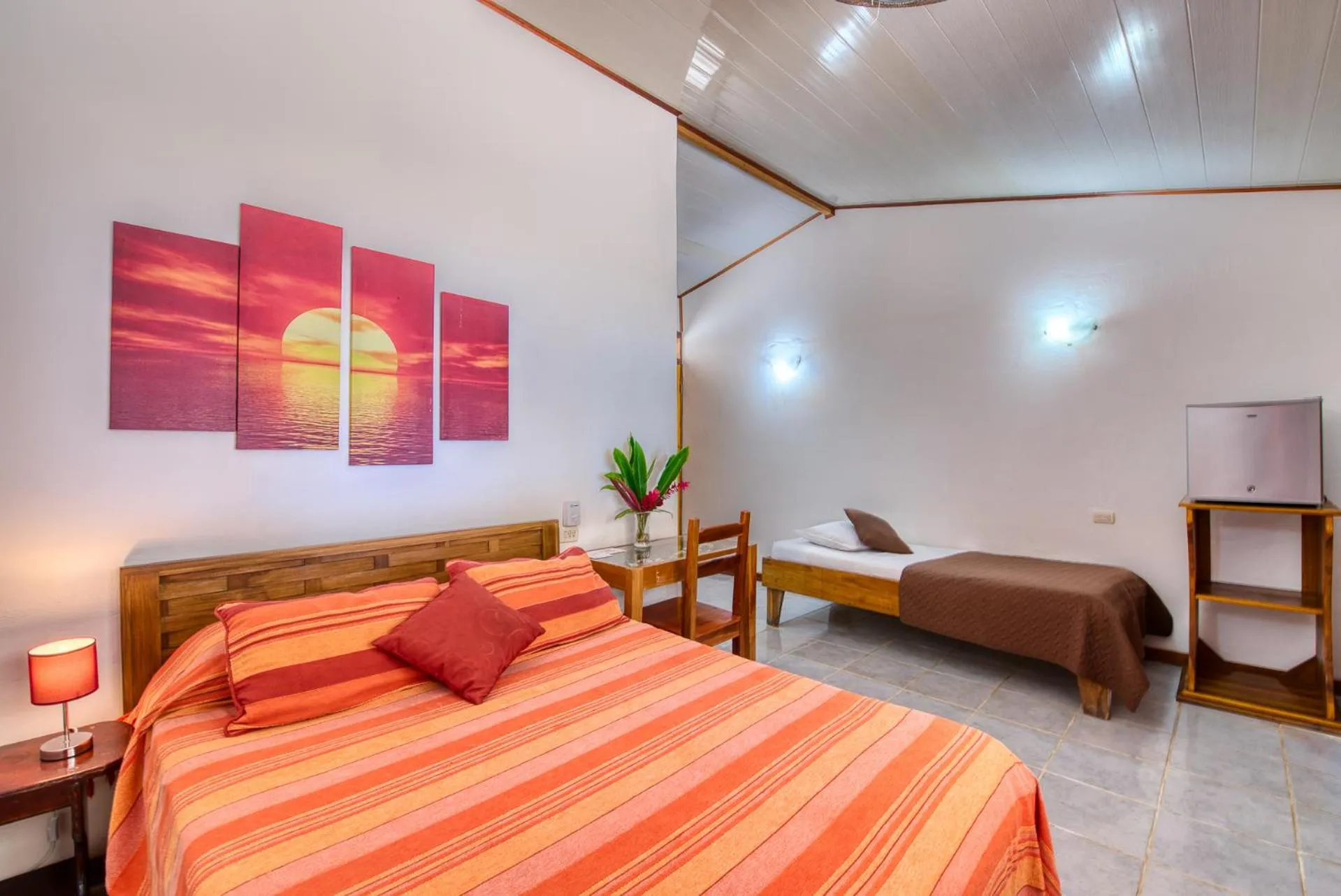 Bedroom, Bed in Yucca Beachfront Hotel
