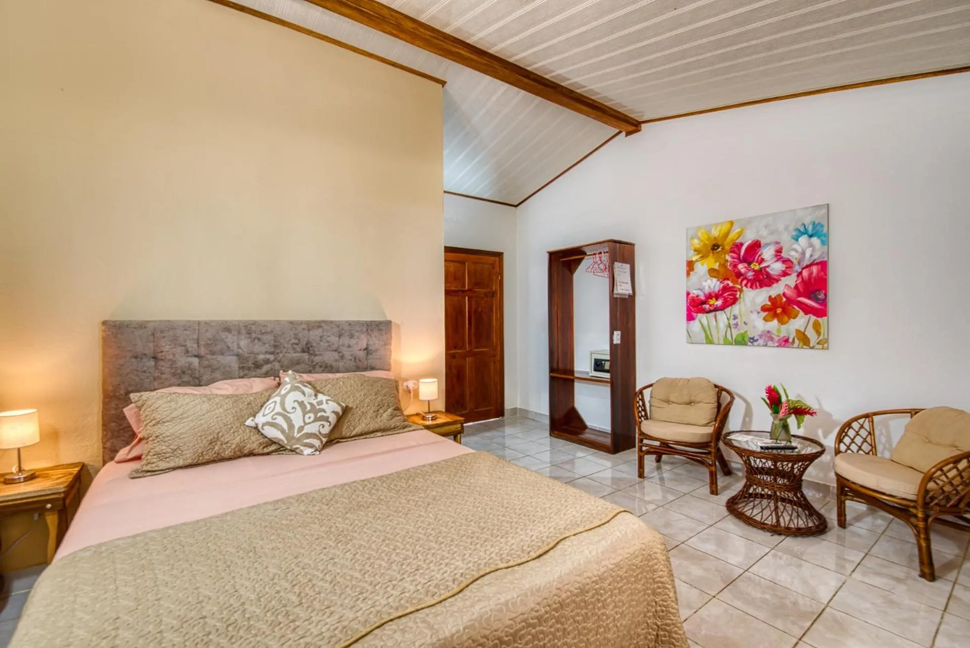 Photo of the whole room, Bed in Yucca Beachfront Hotel