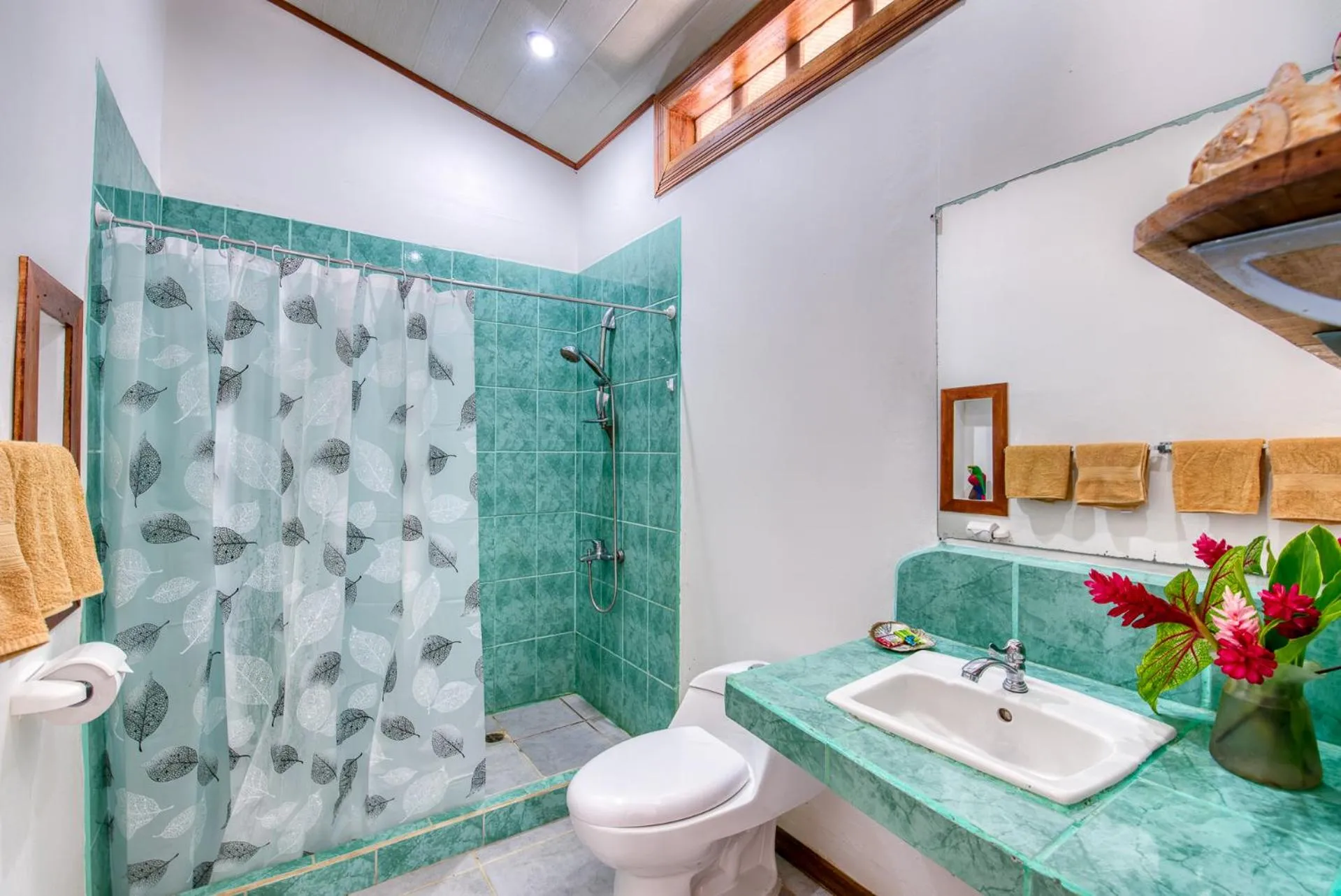 Shower in Yucca Beachfront Hotel