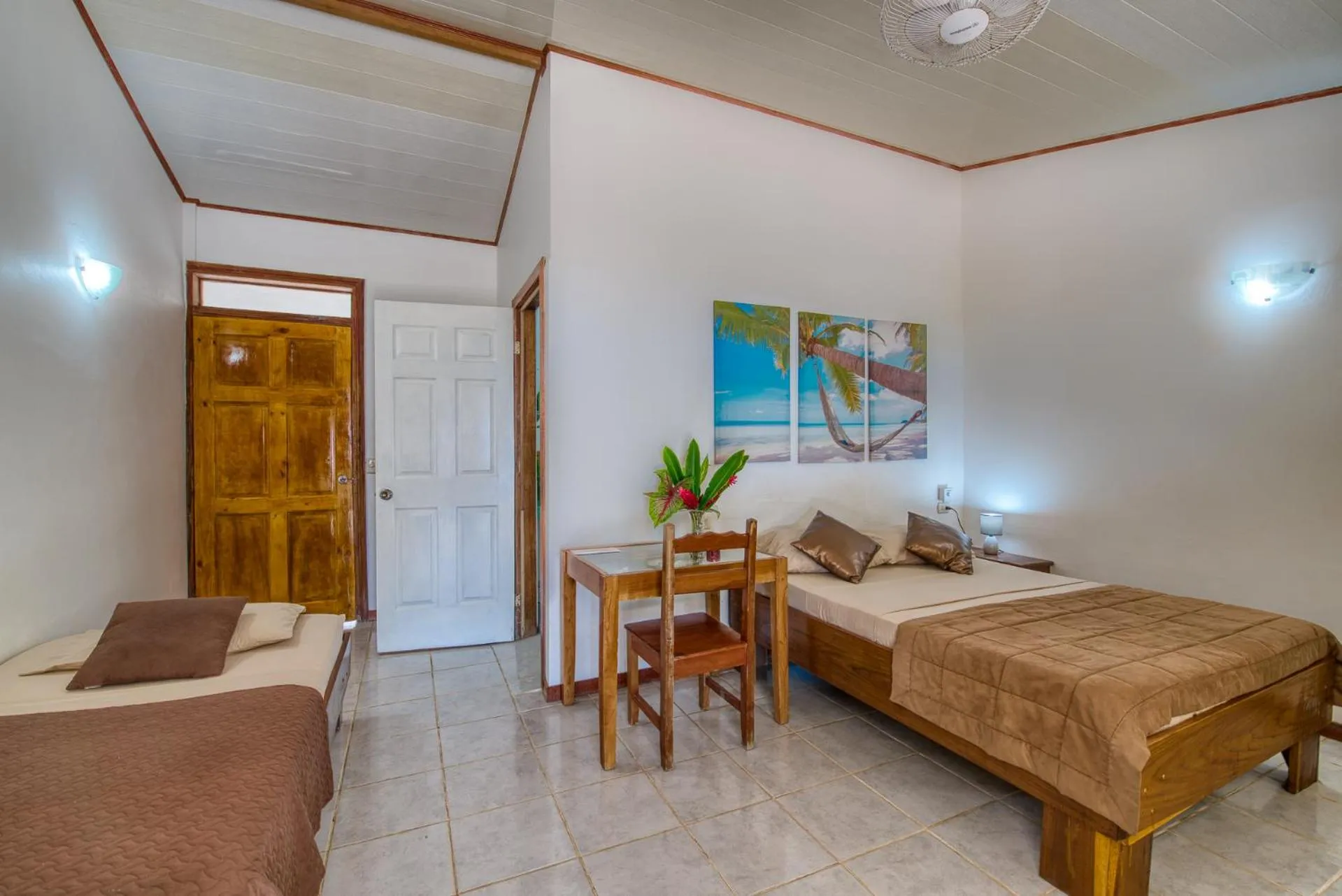 Bedroom, Bed in Yucca Beachfront Hotel