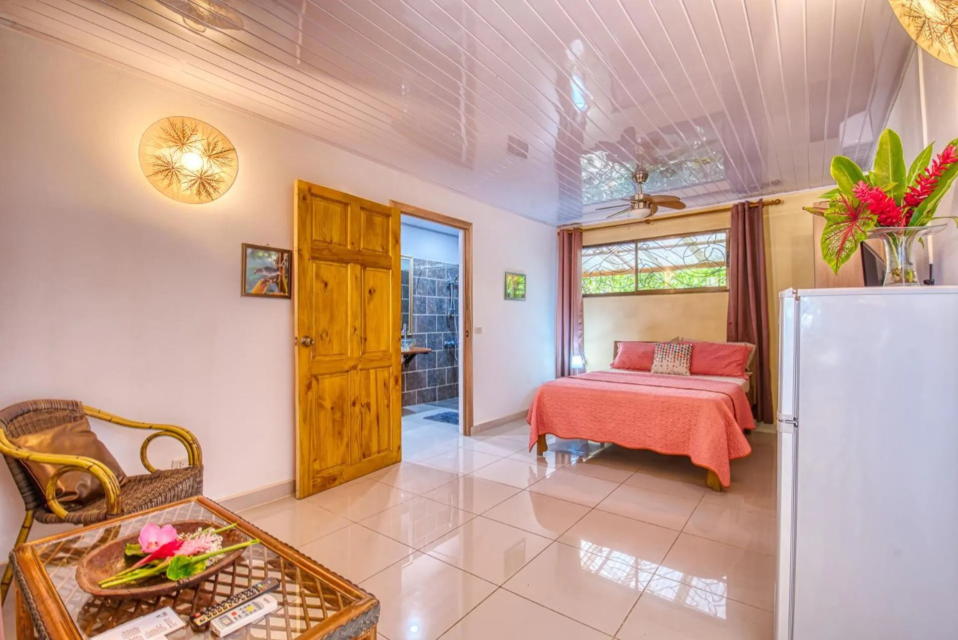 Bedroom, Bed in Yucca Beachfront Hotel