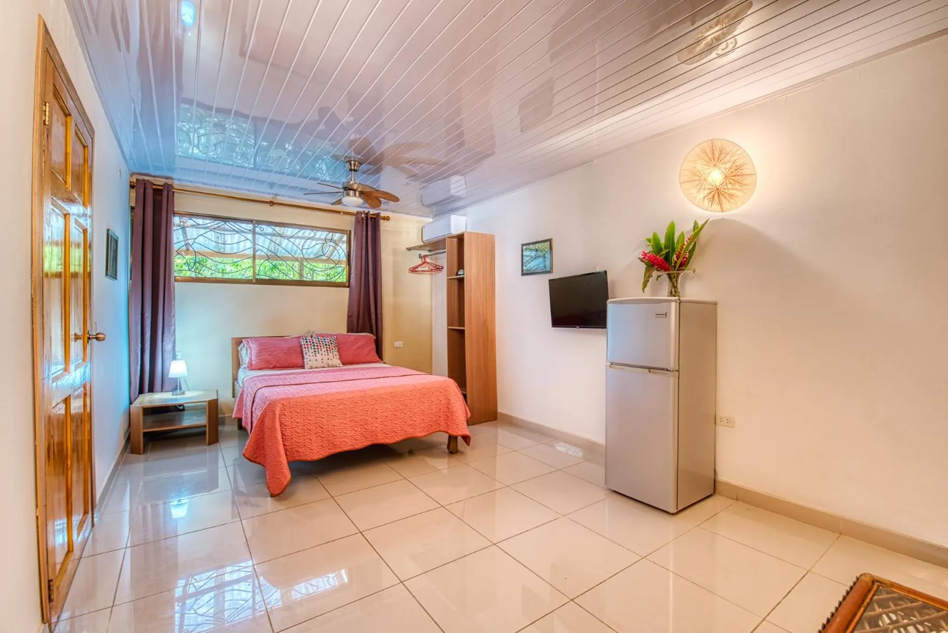 Bedroom, Bed in Yucca Beachfront Hotel