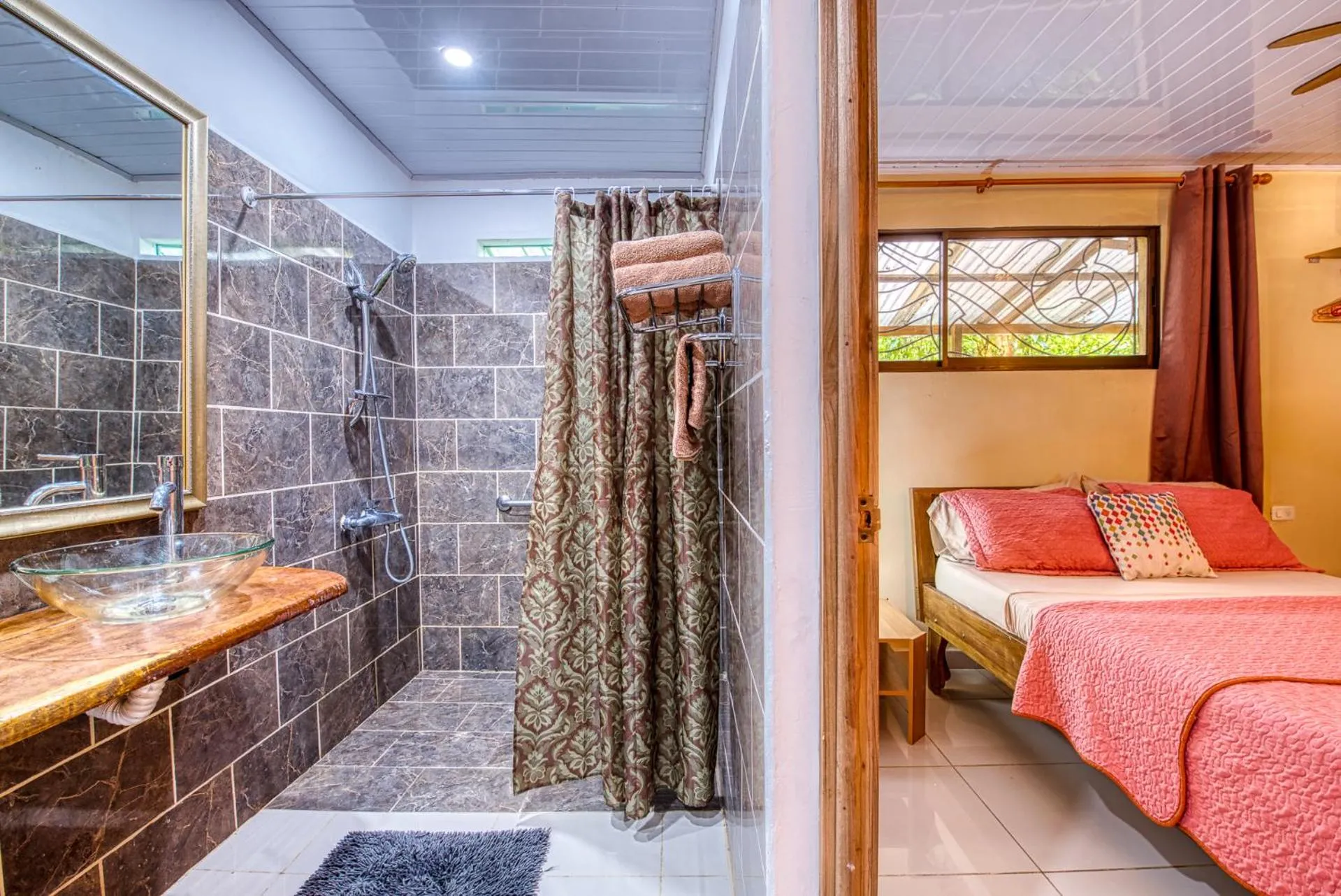 Shower, Bed in Yucca Beachfront Hotel