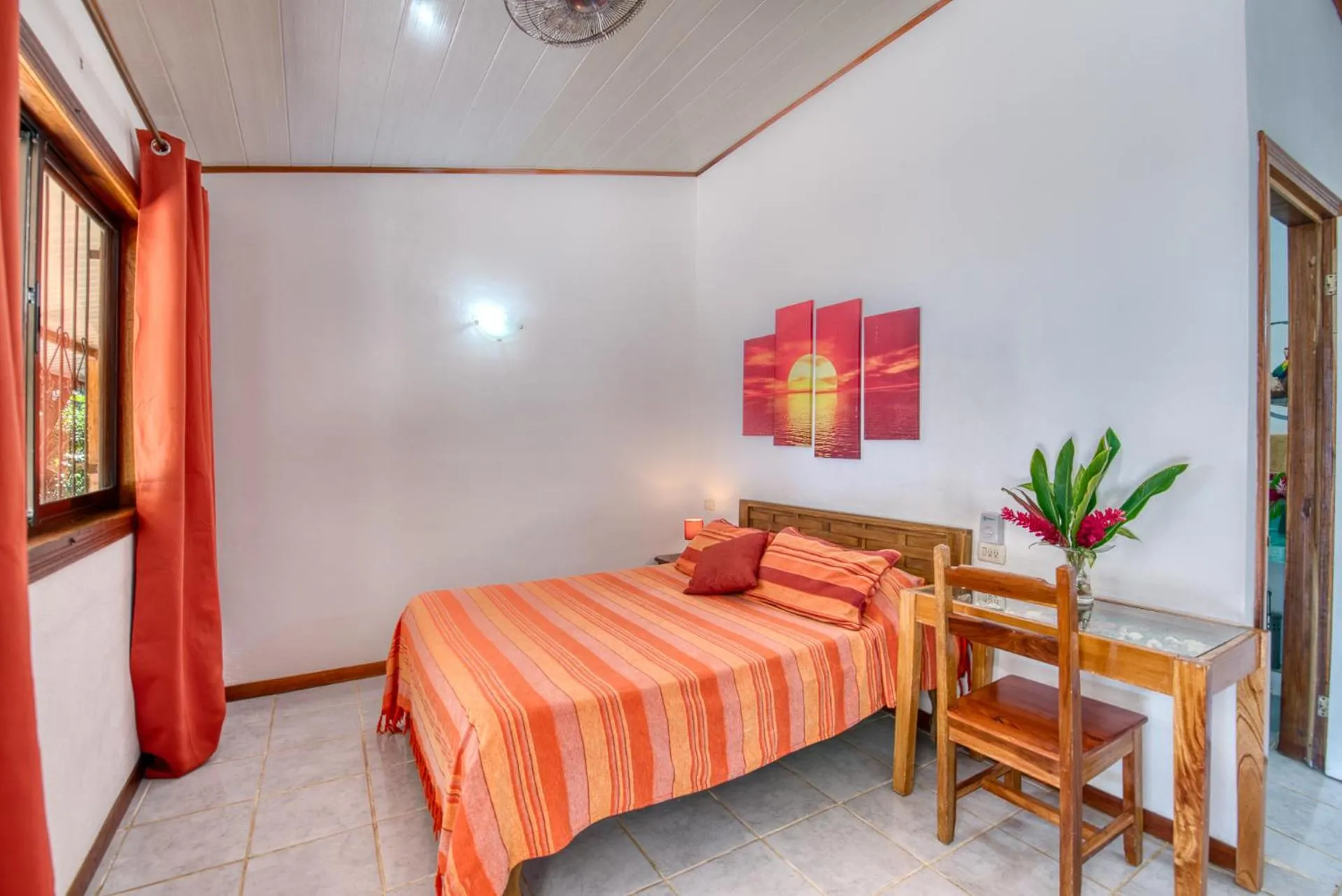 Bedroom, Bed in Yucca Beachfront Hotel