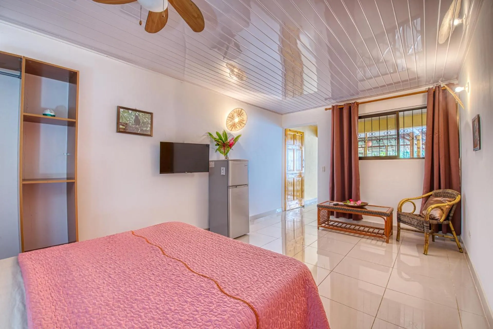 Bedroom, Bed in Yucca Beachfront Hotel