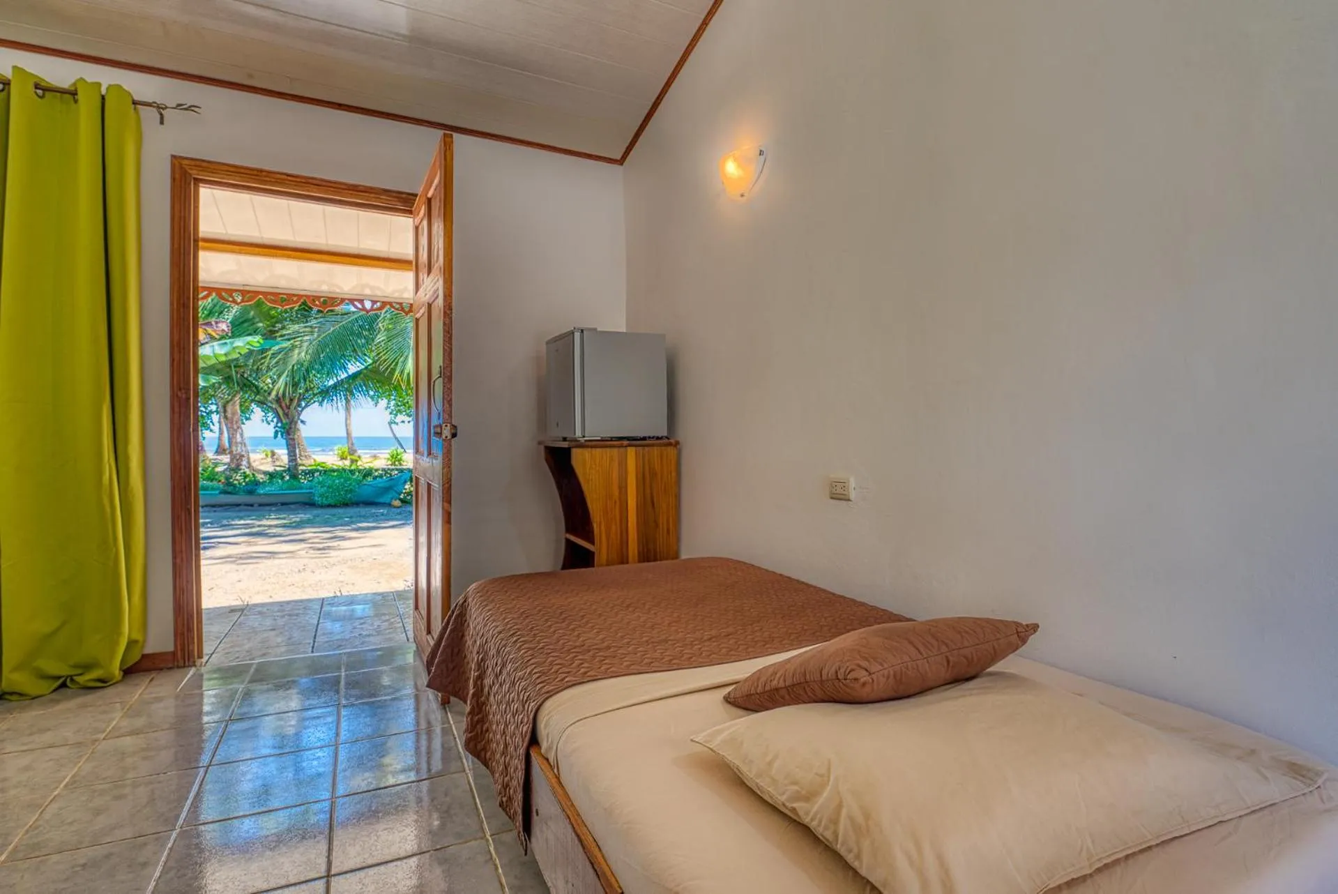 Bedroom, Bed in Yucca Beachfront Hotel