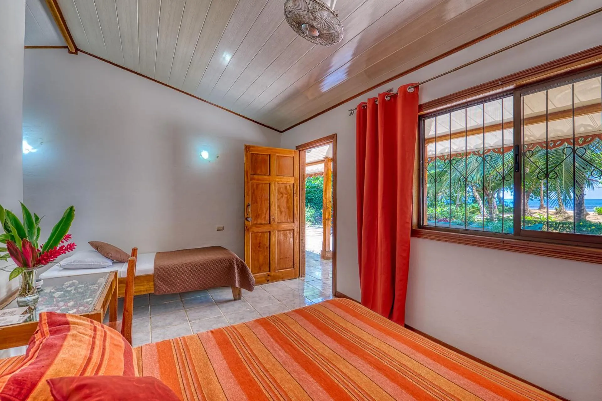 Bedroom, Bed in Yucca Beachfront Hotel