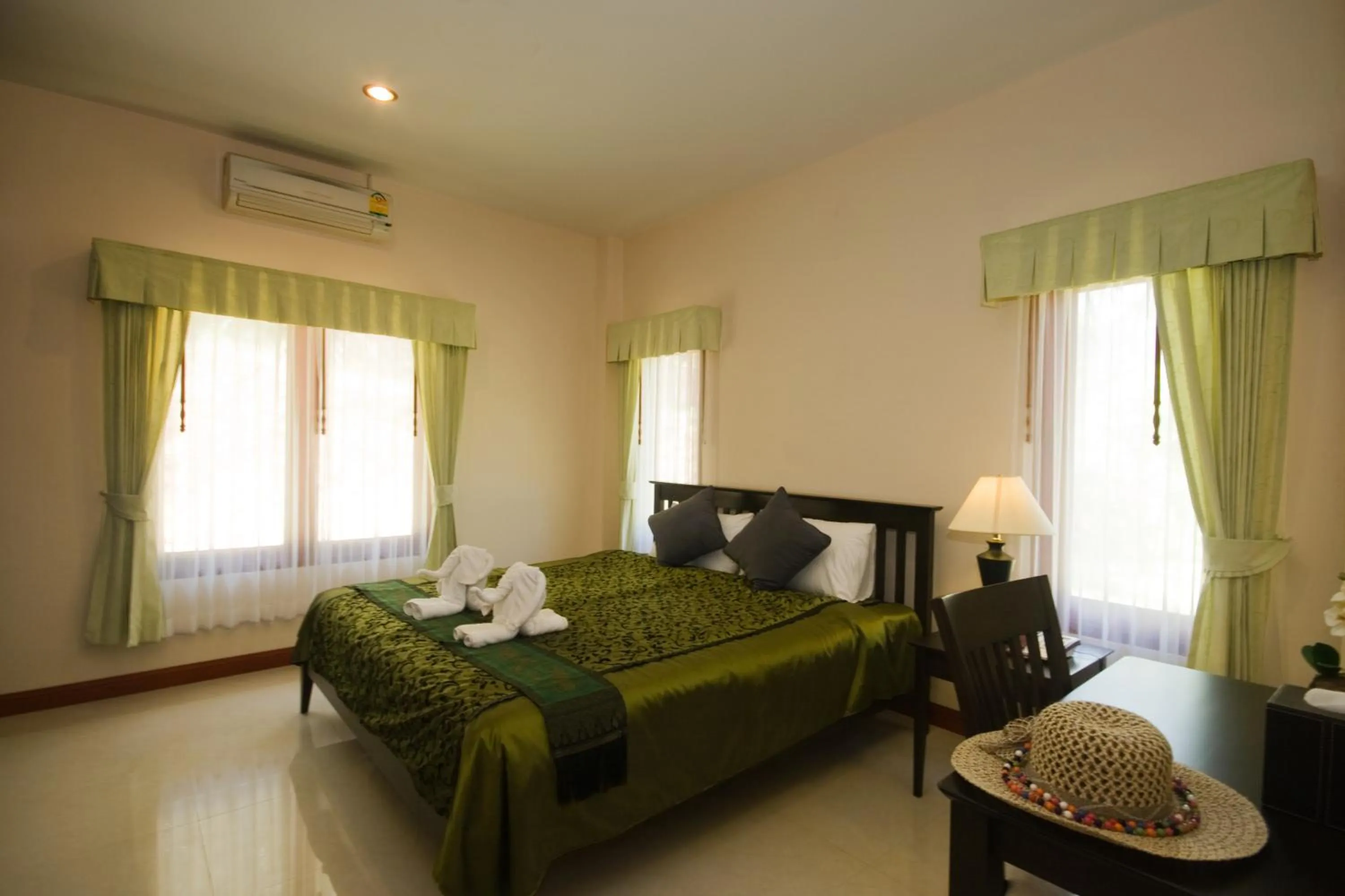 Bed in Samui Tonggad Resort