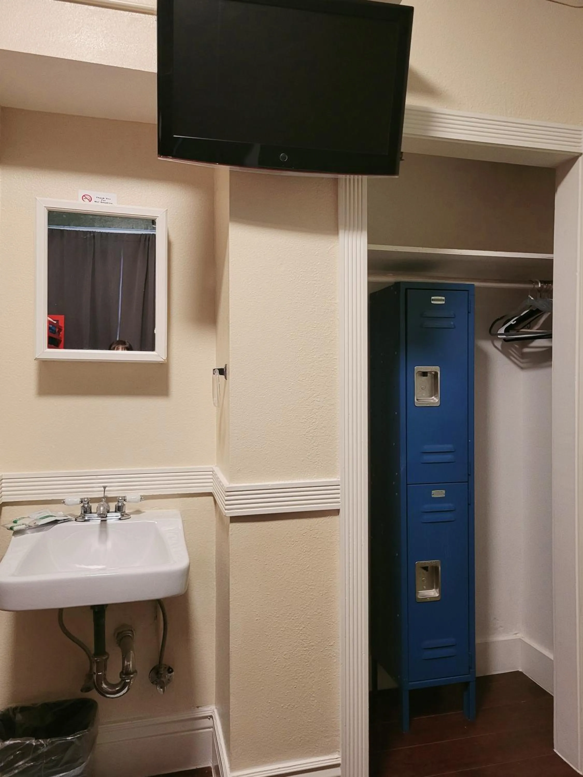 TV and multimedia in Orange Village Hostel