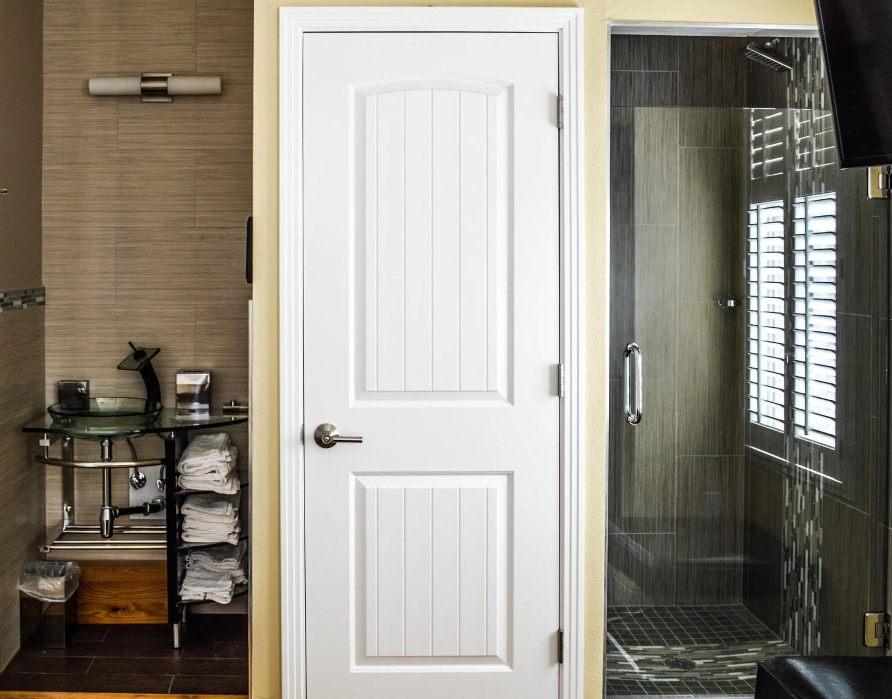 Shower in Rio Vista Inn & Suites Santa Cruz