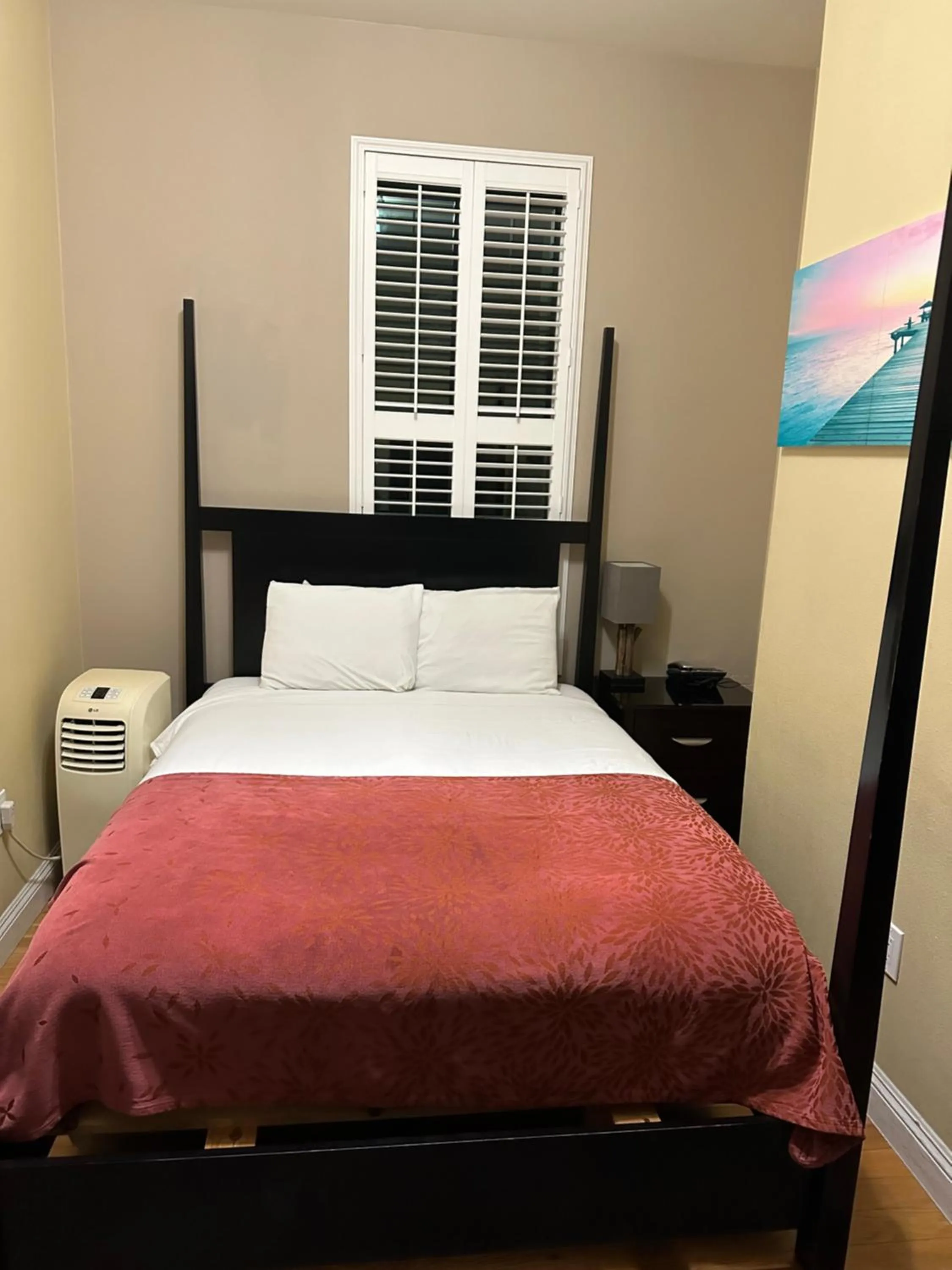 Bed in Rio Vista Inn & Suites Santa Cruz