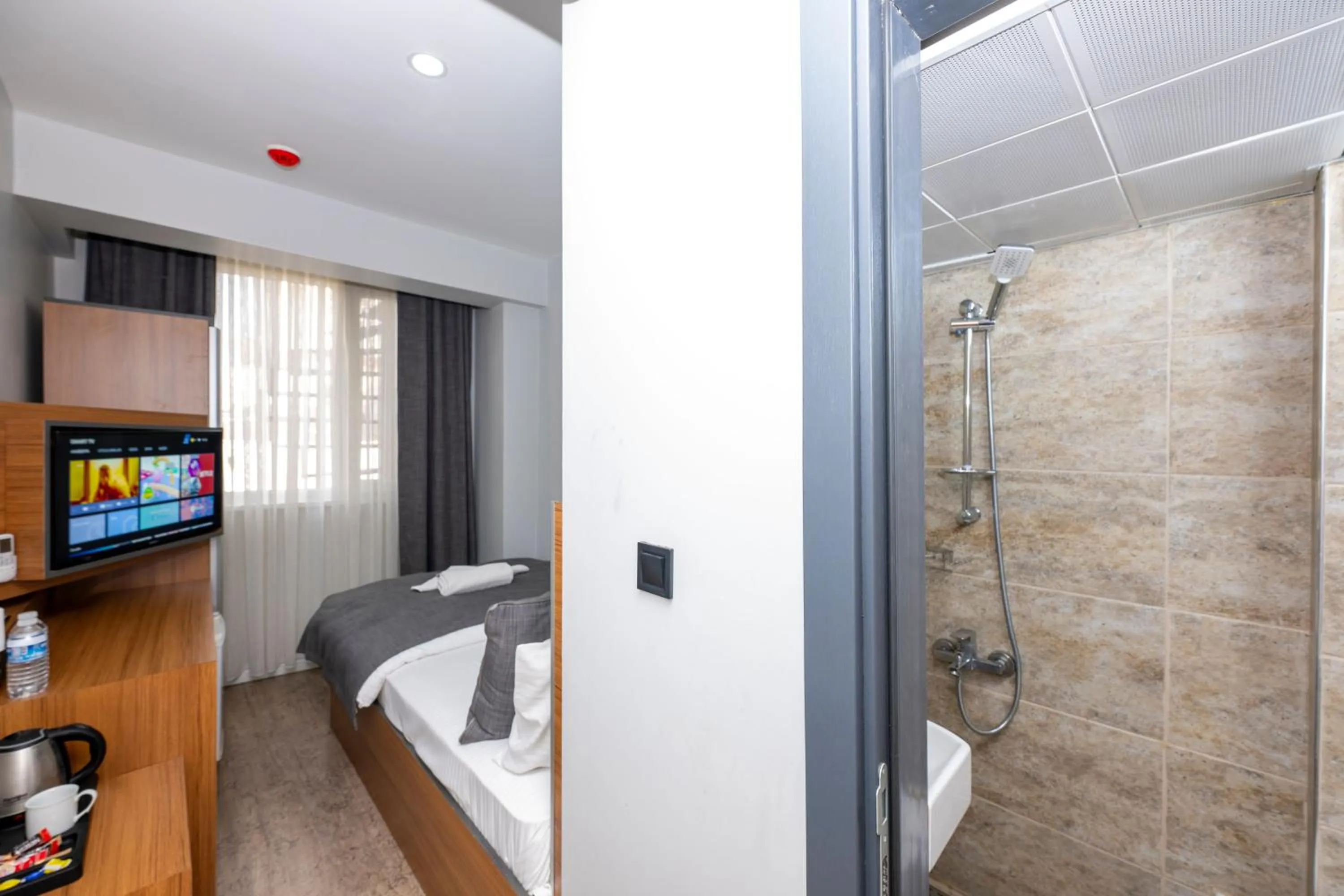 Shower, Bed in mayza otel