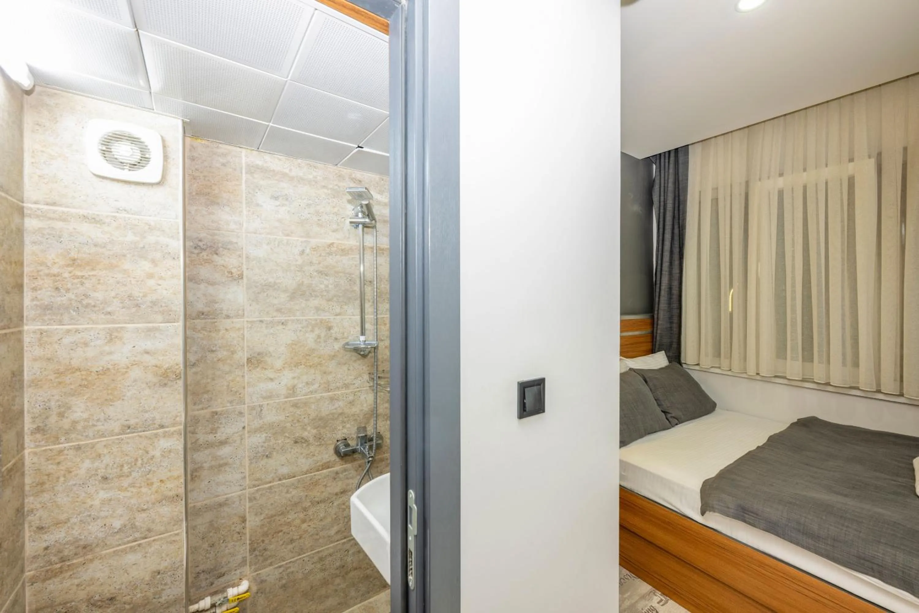Shower, Bed in mayza otel
