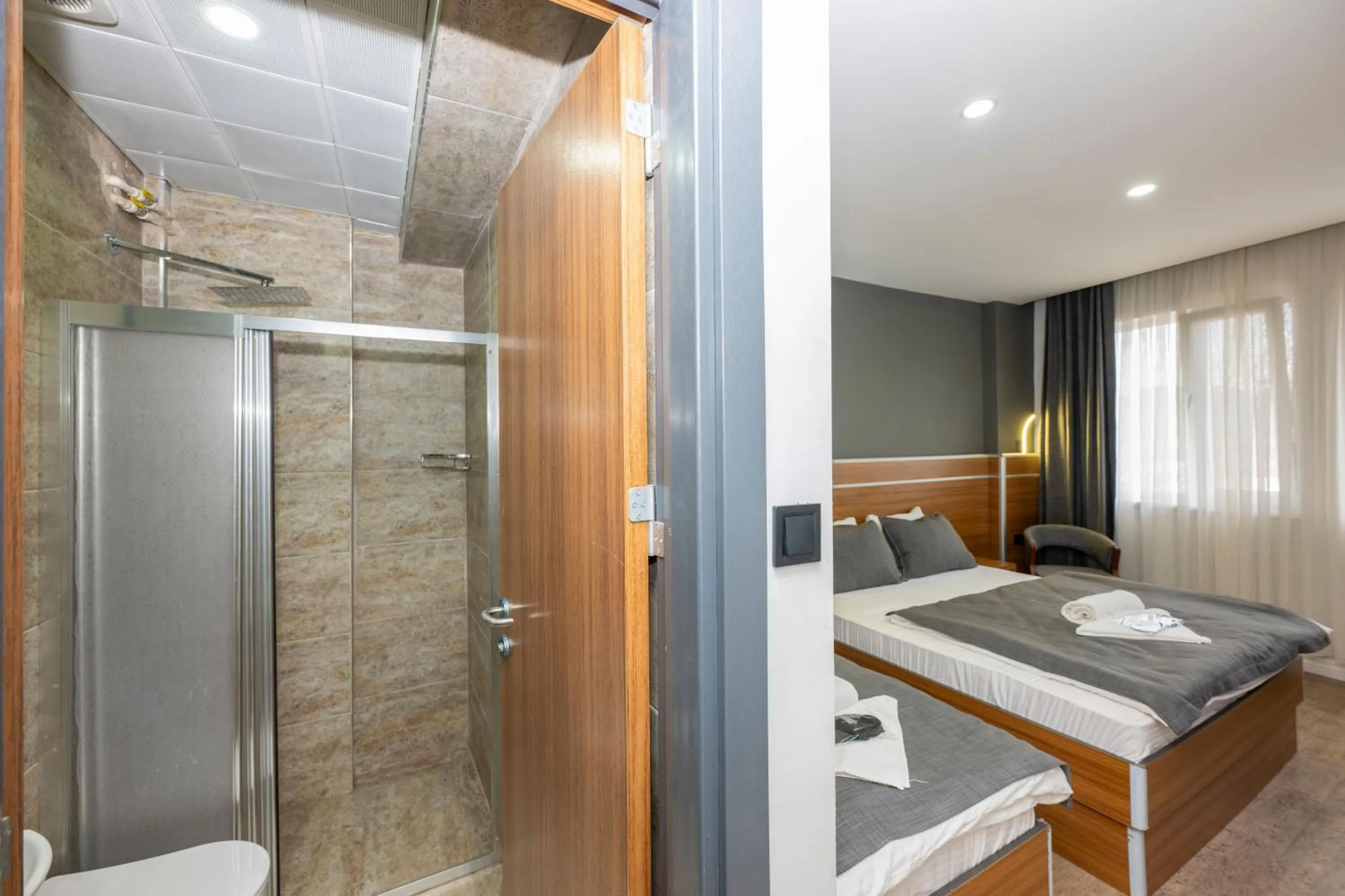 Shower, Bed in mayza otel