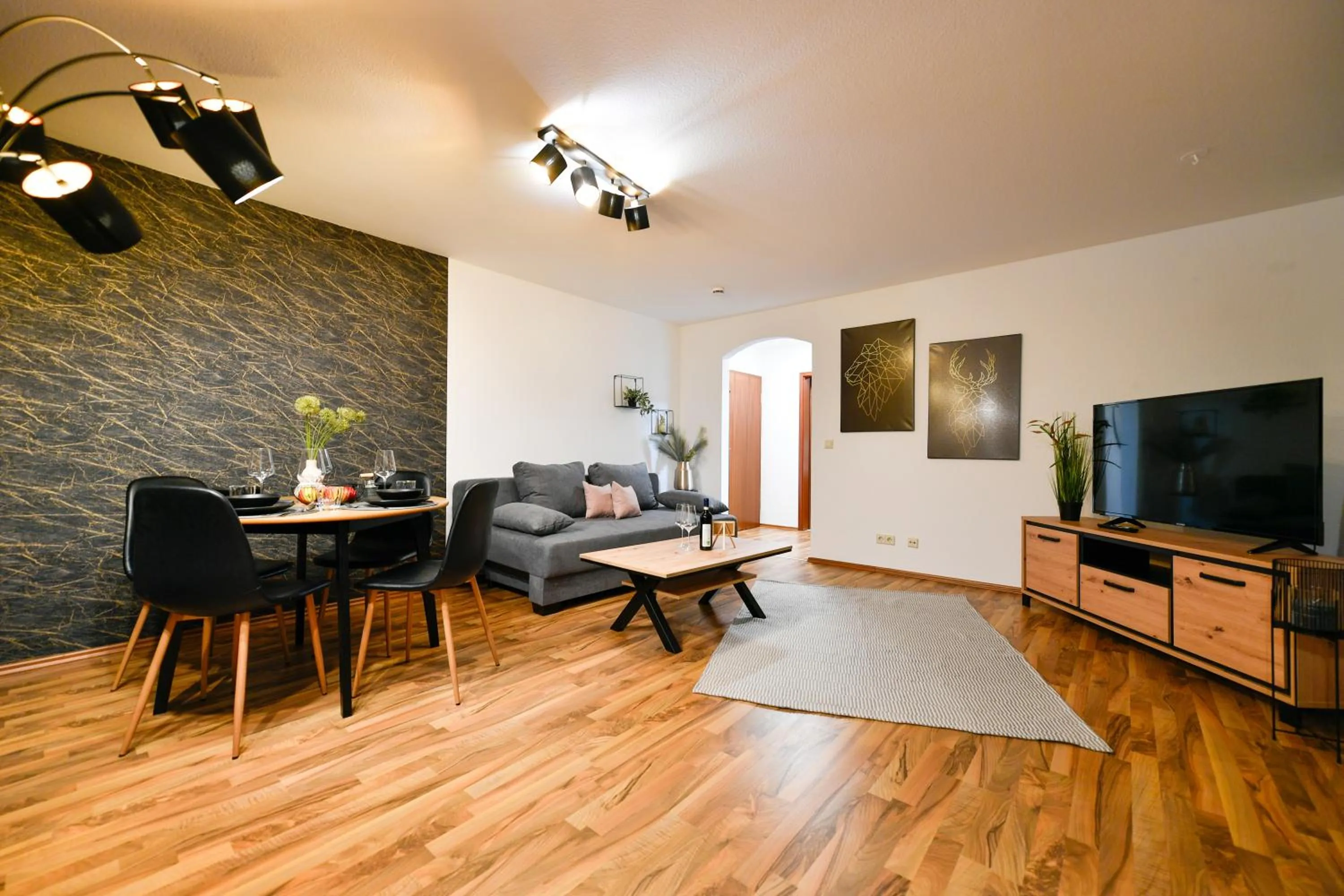 TV and multimedia in Exklusives-City-Apartment mit gratis Tiefgarage, Balkon, Waschtrockner, Netflix